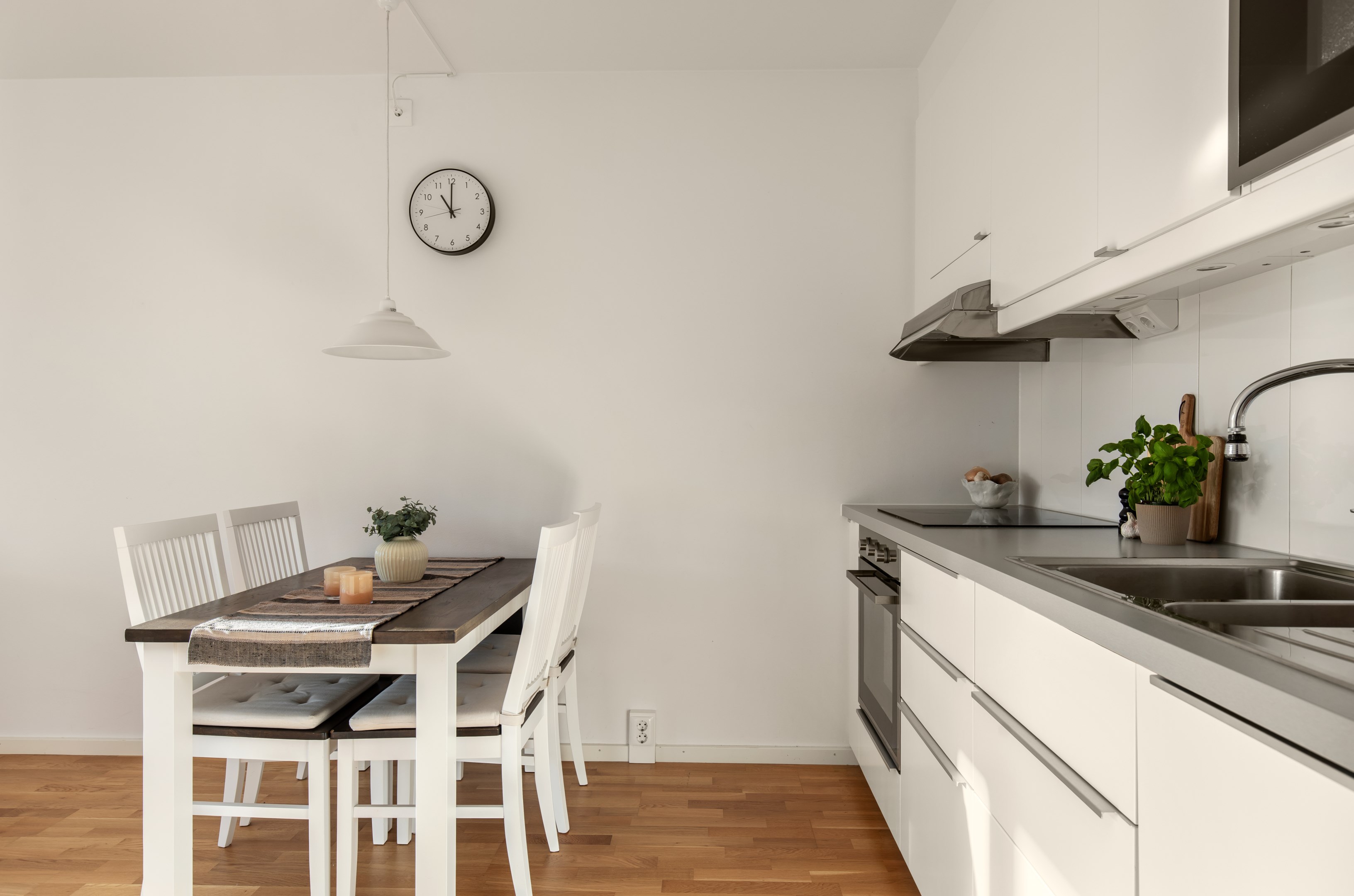 Rymlig matplats invid köket