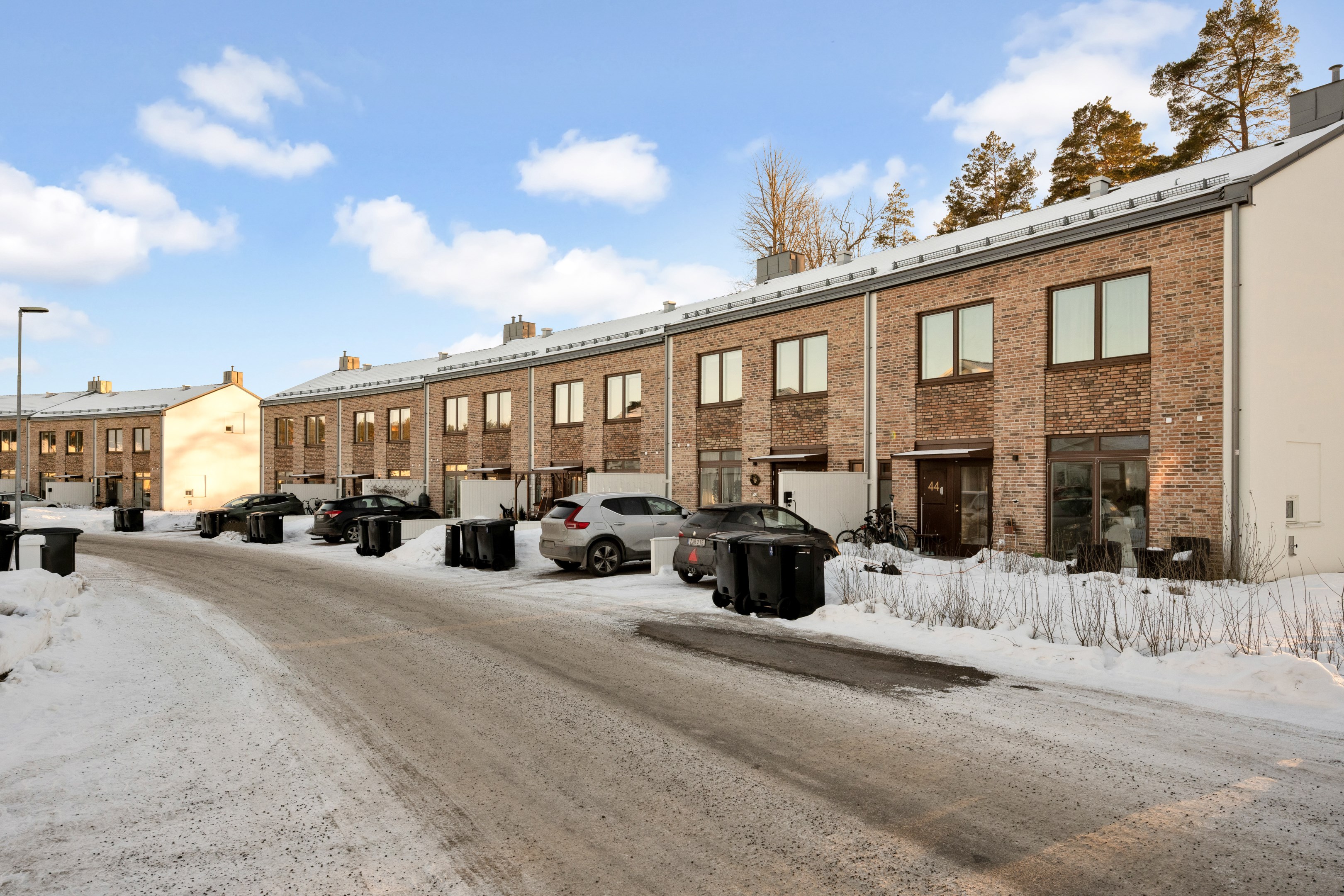 Bostadsbild från Vitmossvägen 42, Till salu i Lindbacken, Uppsala