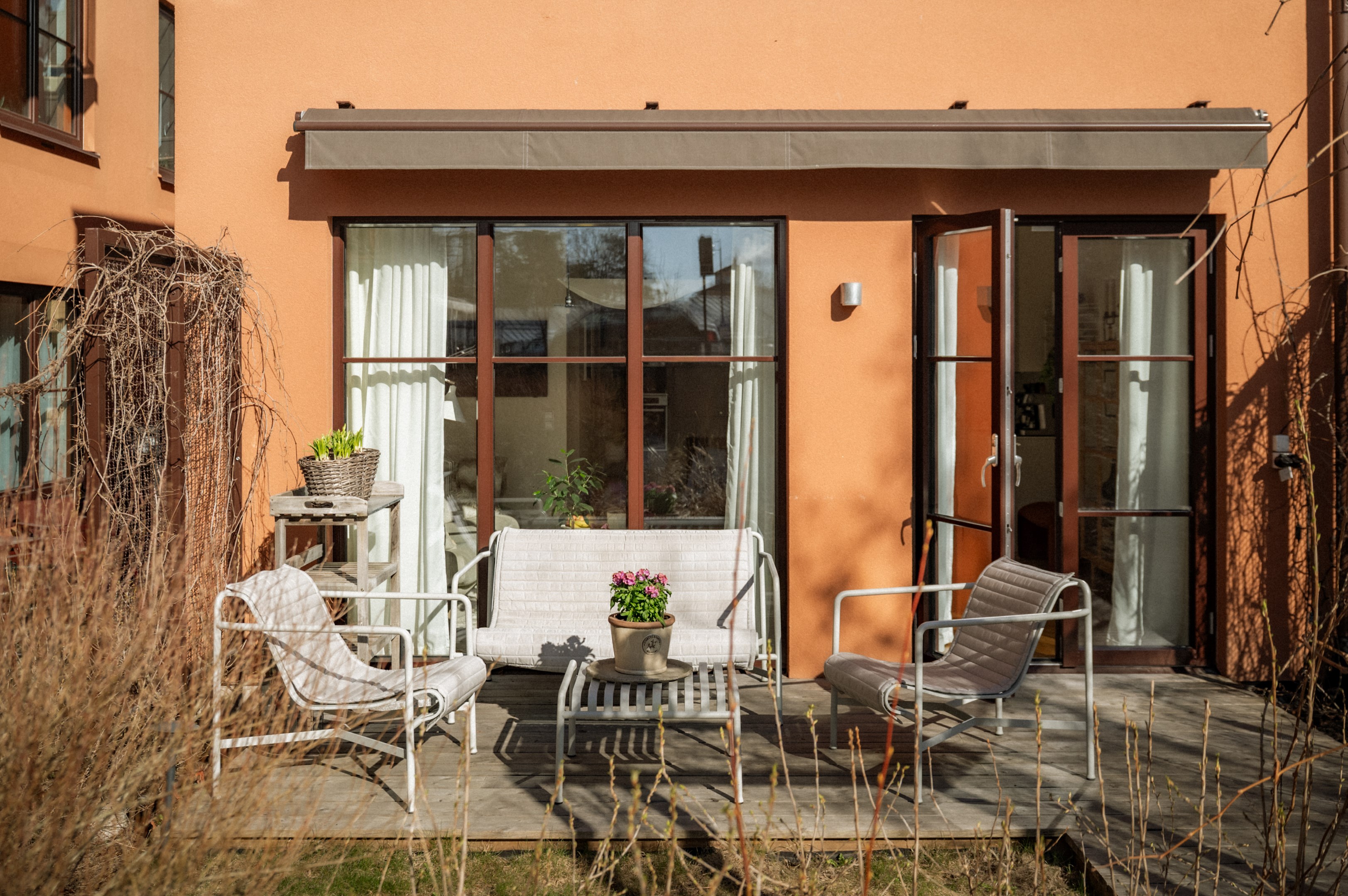 Uteplats med solsäkert västerläge -markisen skänker skugga om solen blir för påträngande