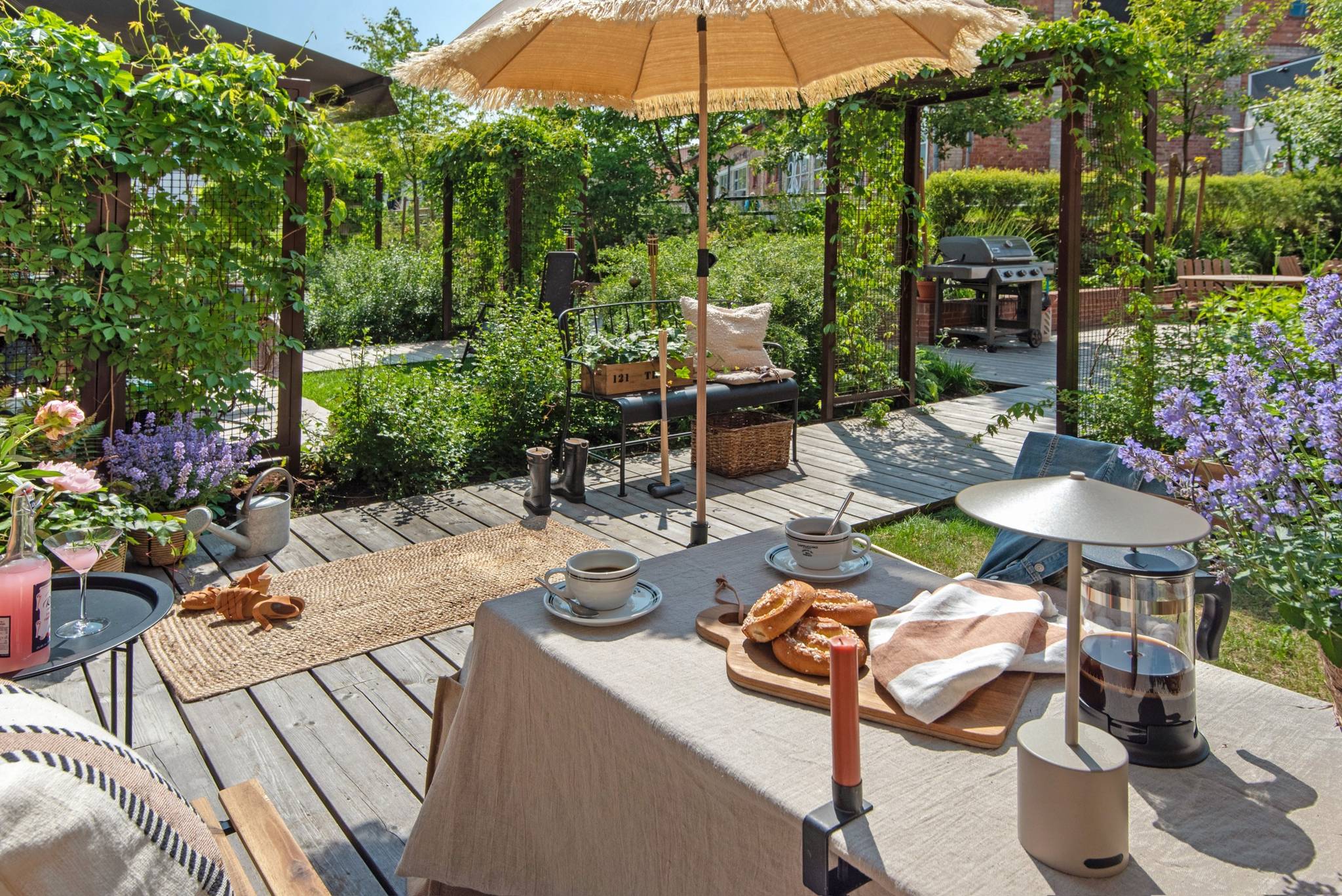 Under sommarmånaderna kläs uteplatsen in av grönska