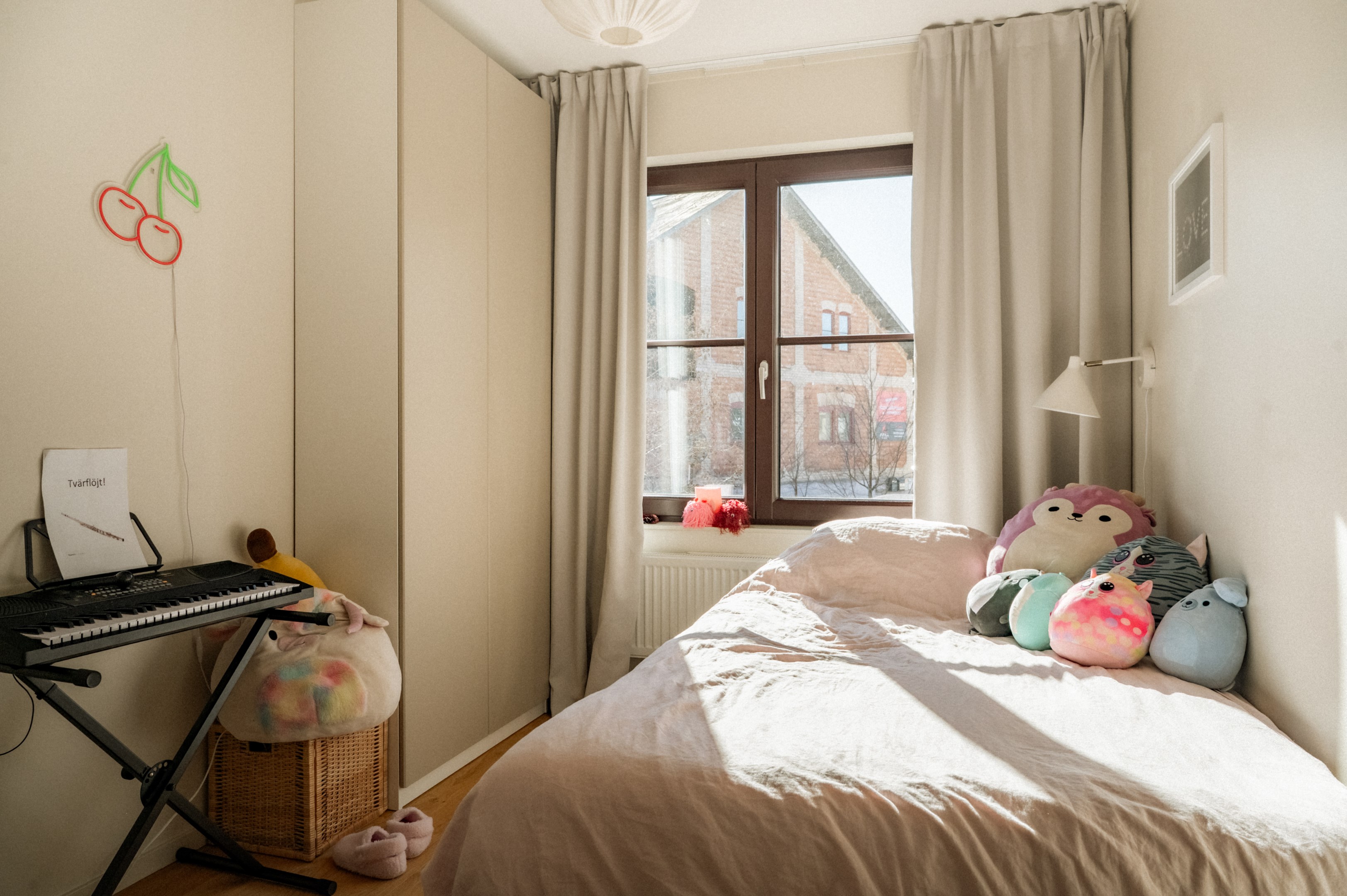 Sovrum 2 med fönster i väster