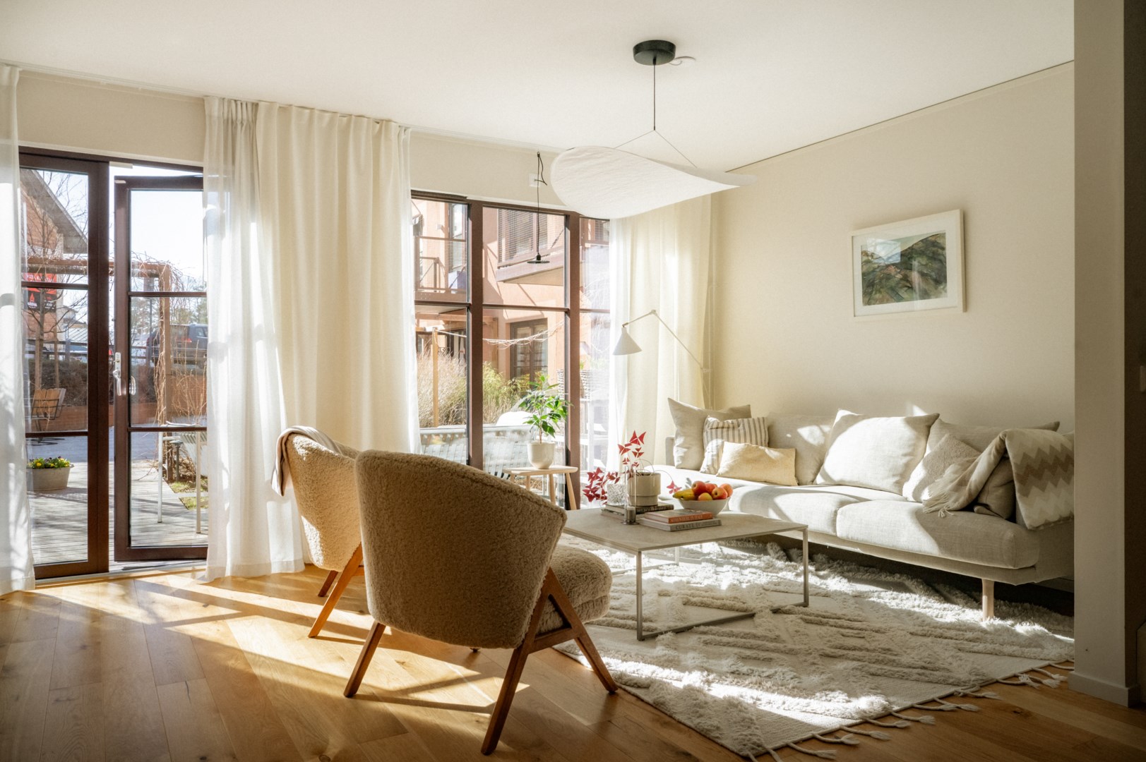 Vardagsrum med härligt ljusinsläpp & access till uteplatsen