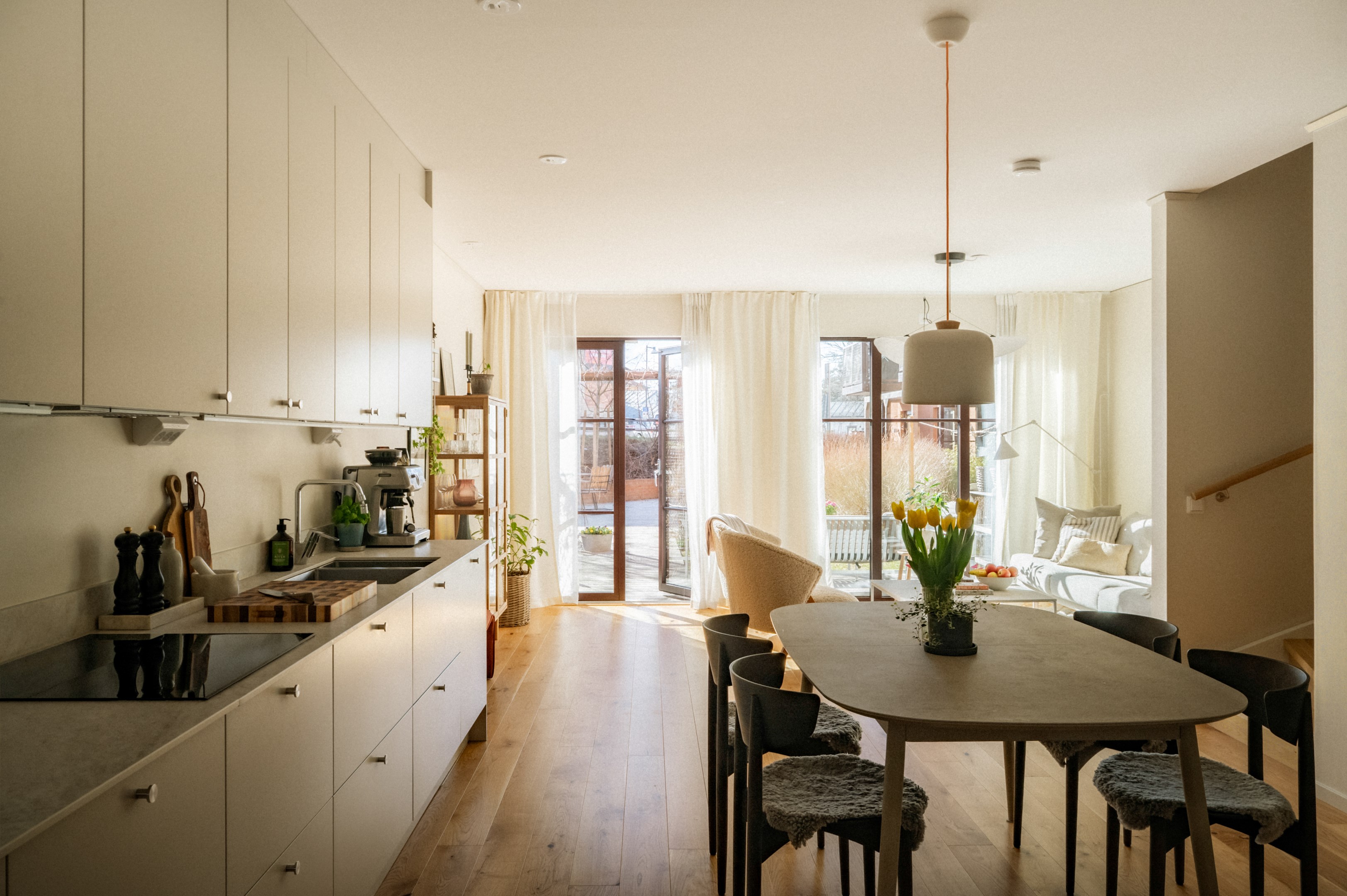 Kök och snickerier är inmålade i samma ton som väggarna vilket ger en vilsam harmoni