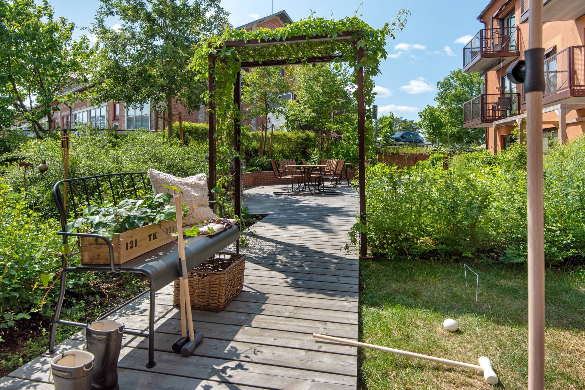 Trädgården gränsar till föreningens gemensamma ytor med gångstråk som förbinder husen