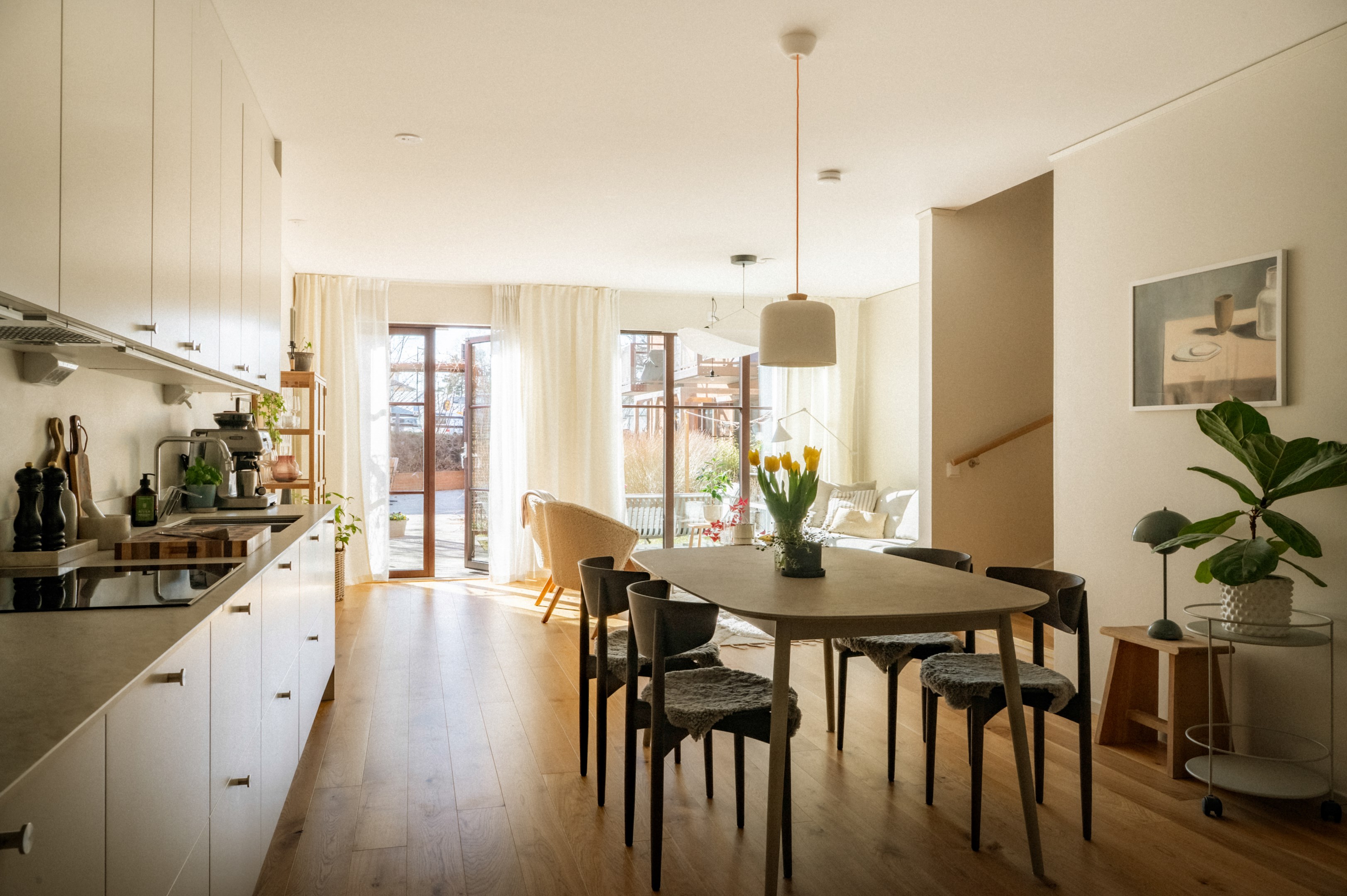 Här samsas generösa umgängesytor med praktiska funktioner - allt i perfekt harmoni