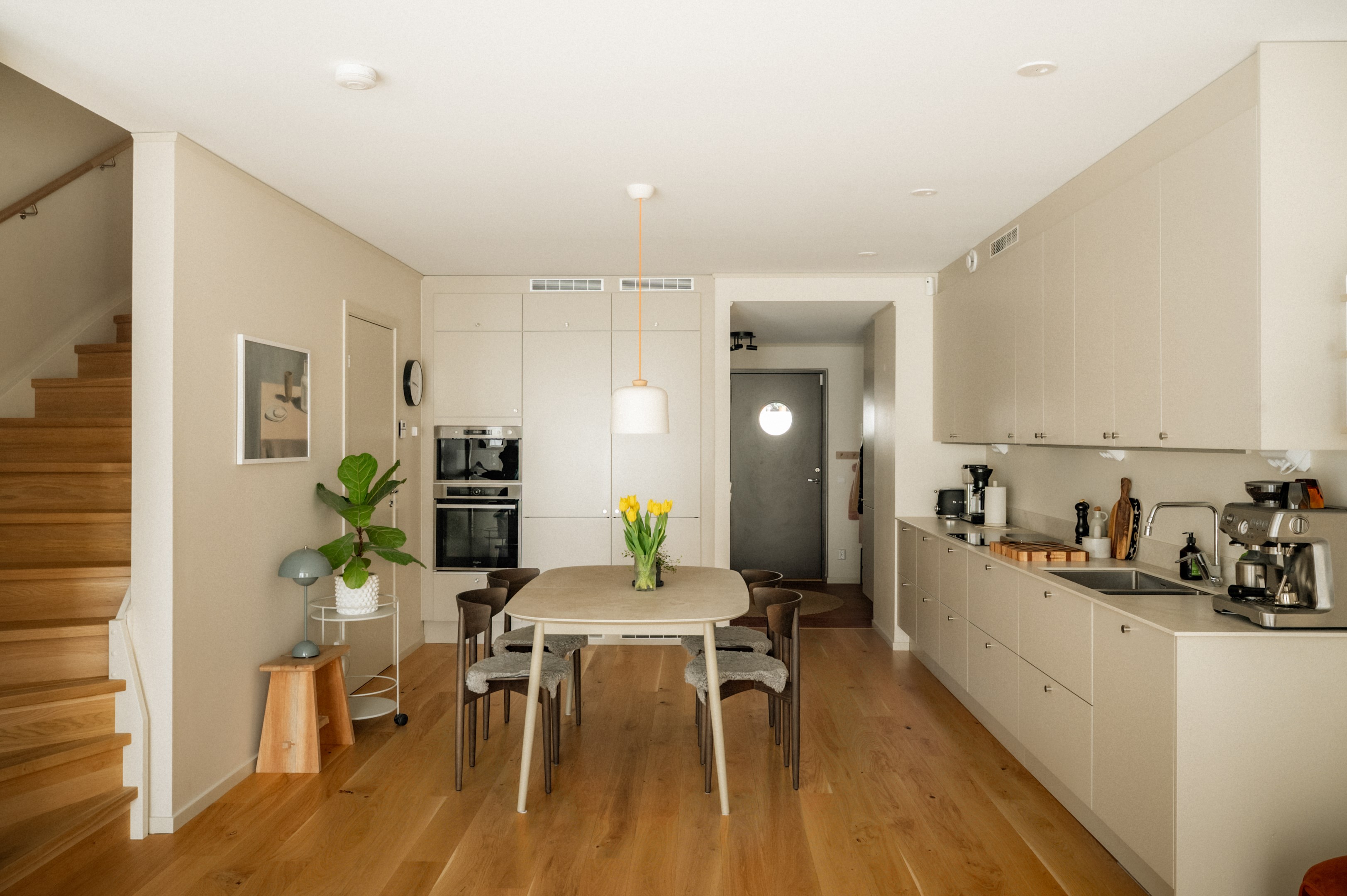 Rymligt kök med möjlighet att duka långbord - ytterligare förvaring in under trappan