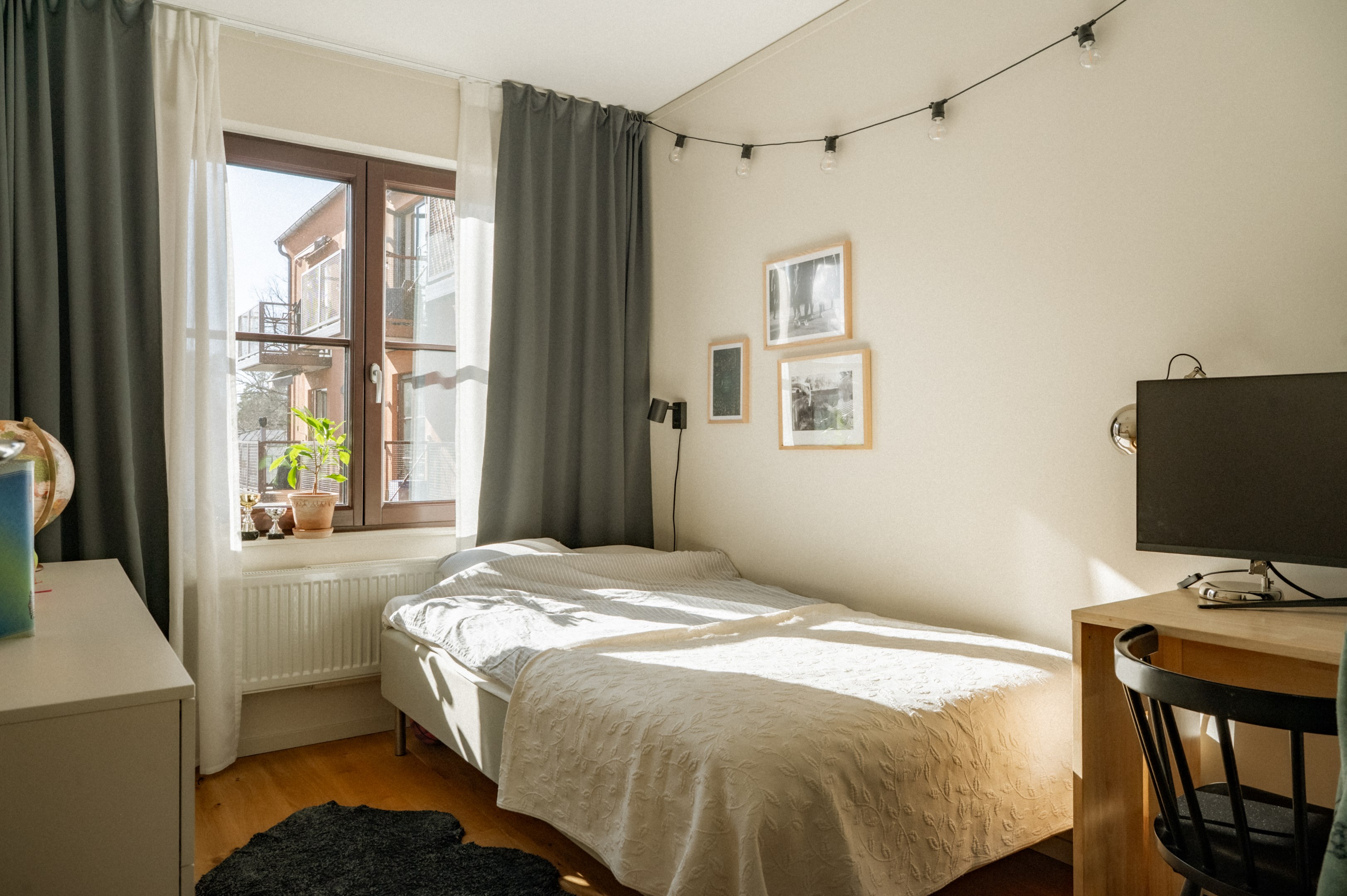 Sovrum 3 med ljusinsläpp från väster