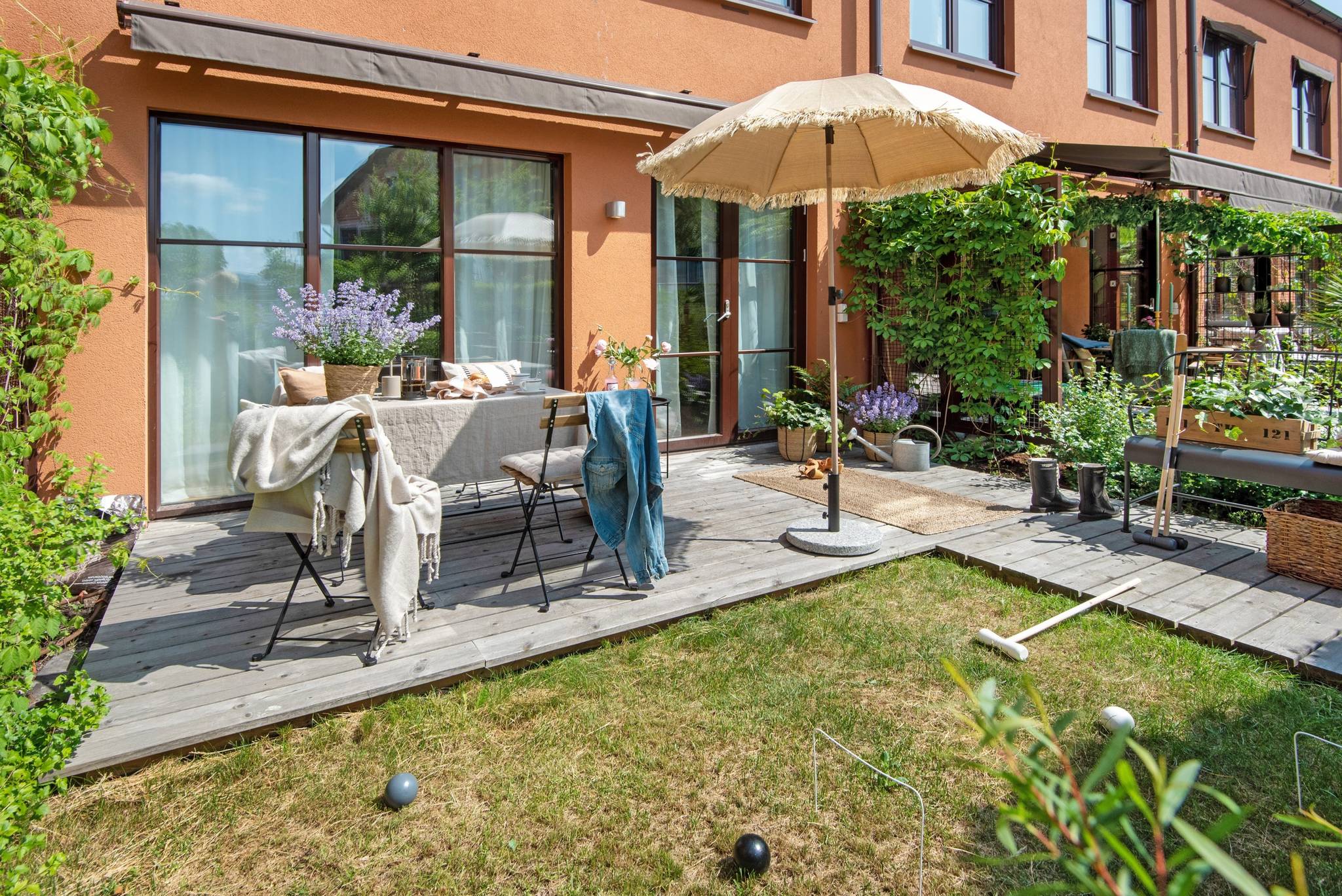 Altan med solsäkert västerläge -markisen skänker skugga om solen blir för påträngande