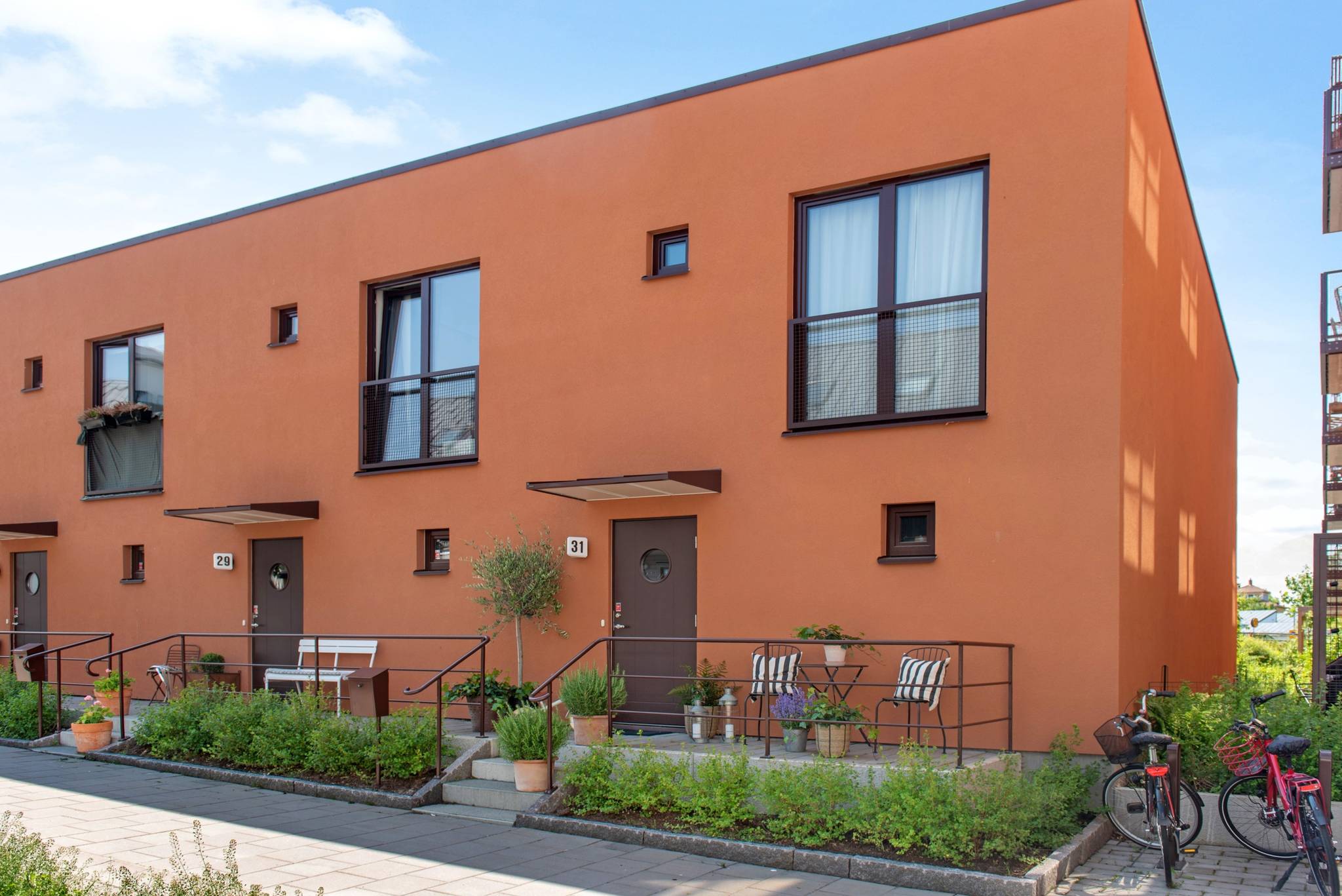 Bilen parkeras bekvämt direkt utanför huset