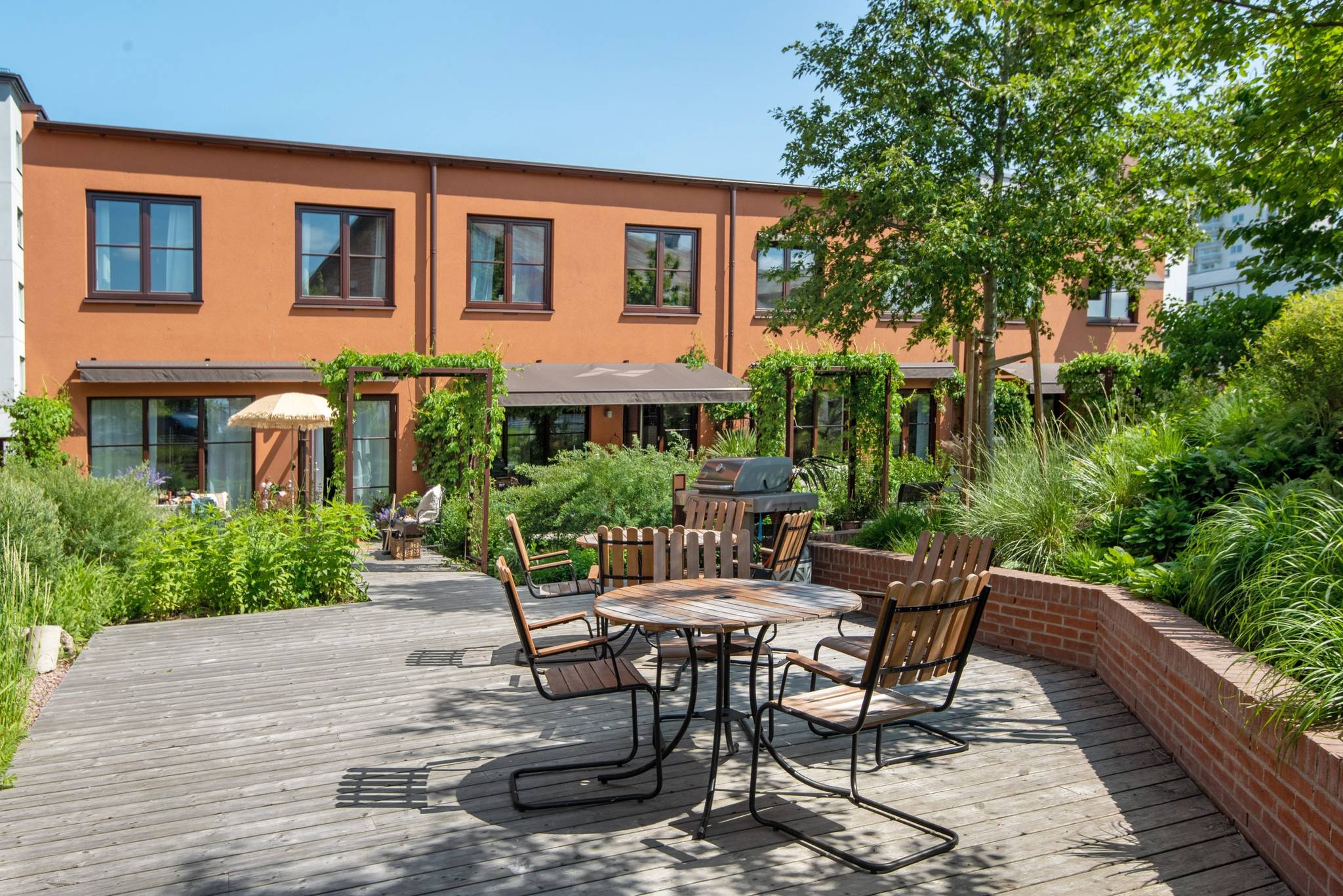 Föreningens gemensamma uteplats   med radhuset i bakgrunden