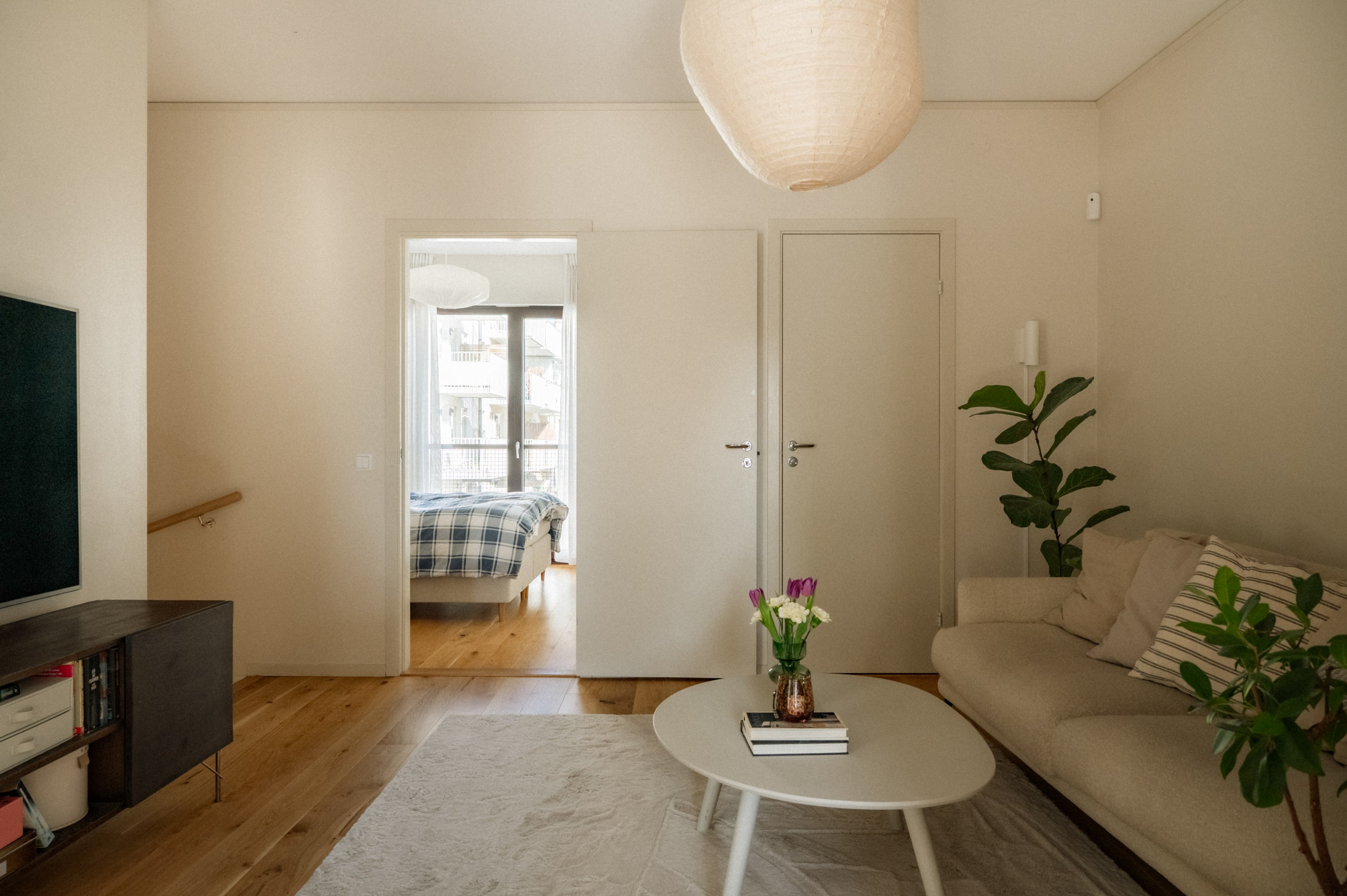 Föräldrasovrum och badrum vägg i vägg