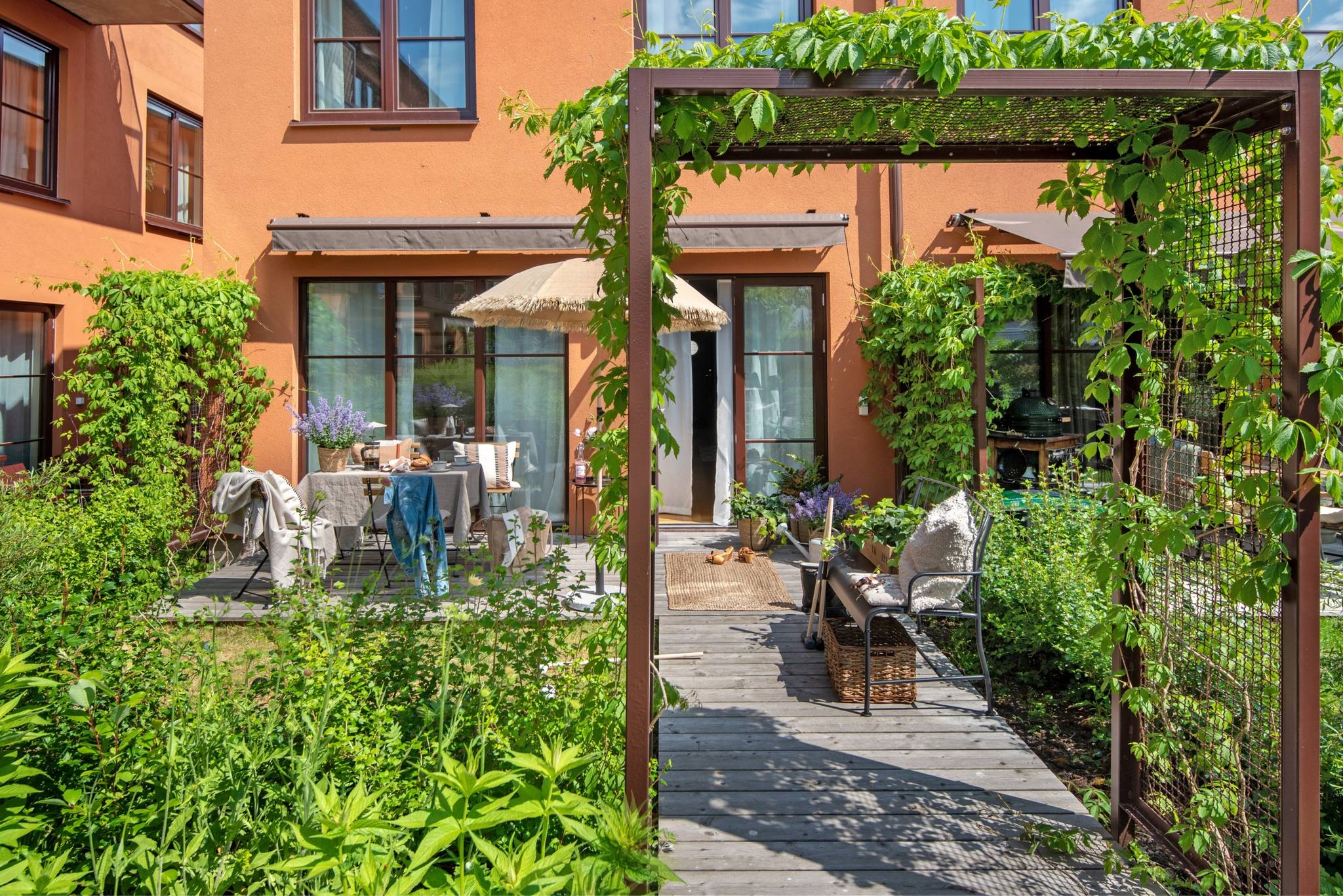 En oas med prunkande trädgård nära hamnens puls