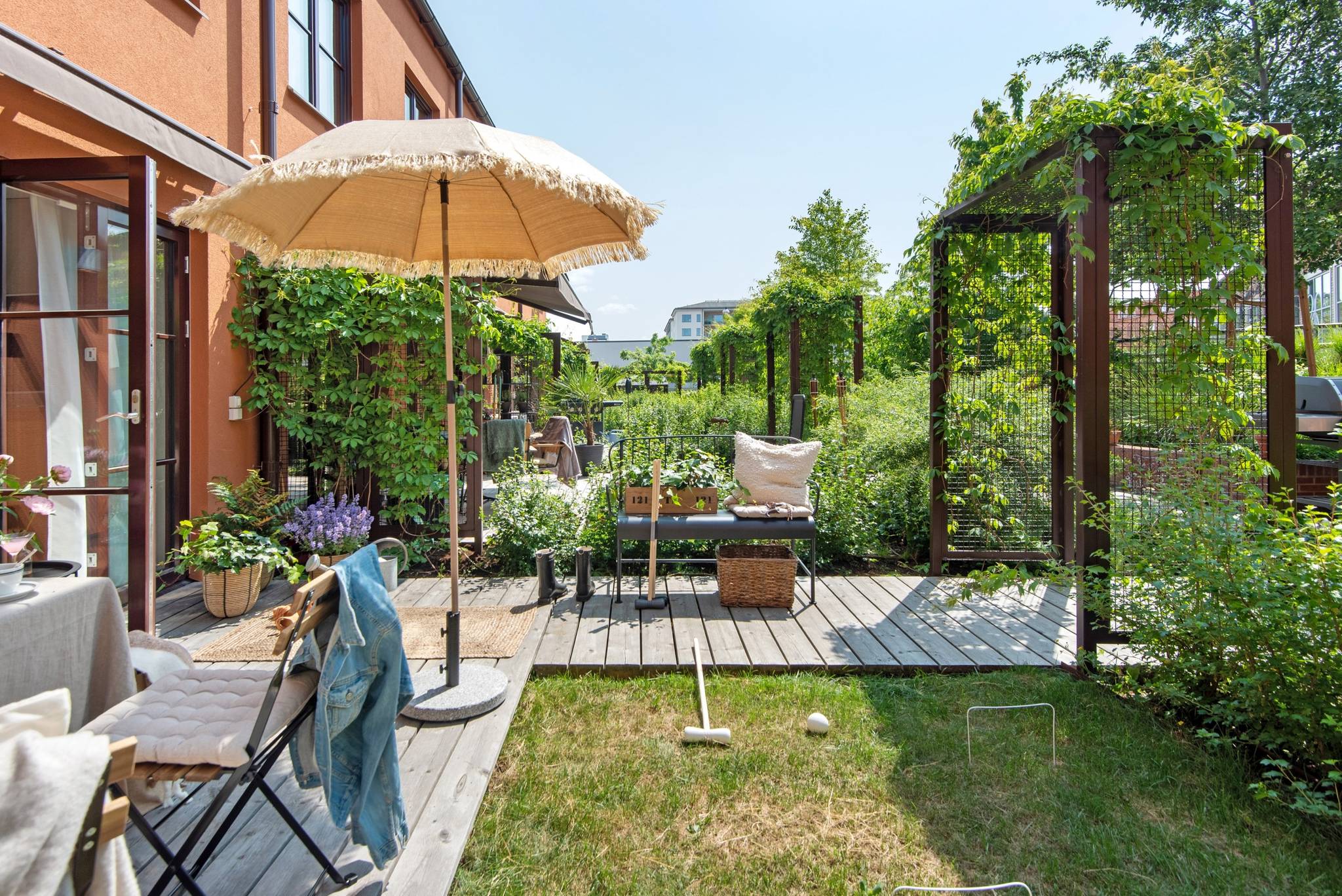 Altan och trädgård i vinkel mot söder