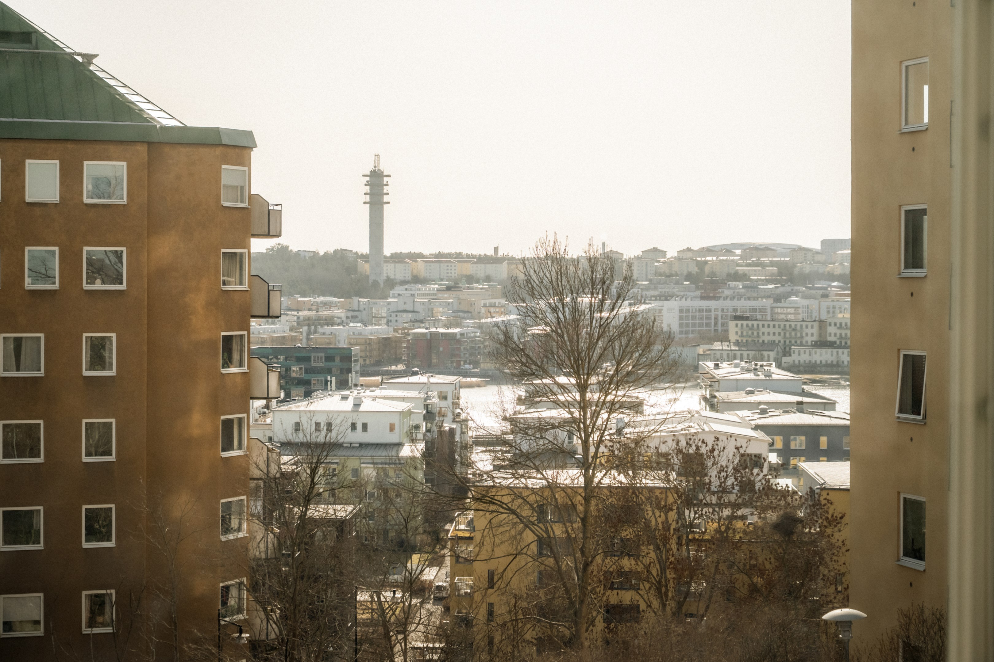 Här bor man med utsikt över grannskapet och Hammarby sjö