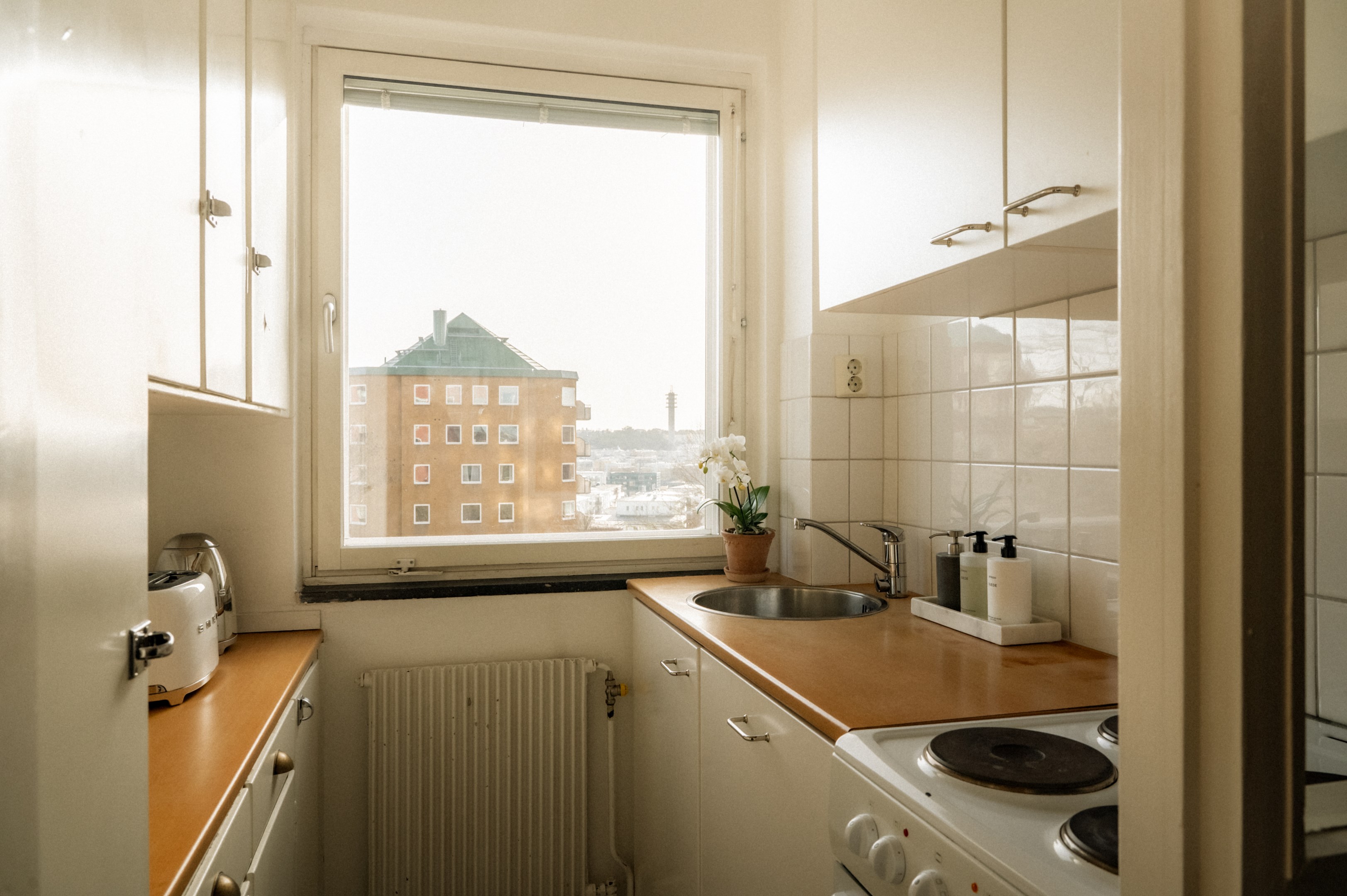 Kök med fullstor diskmaskin och bra förvaring