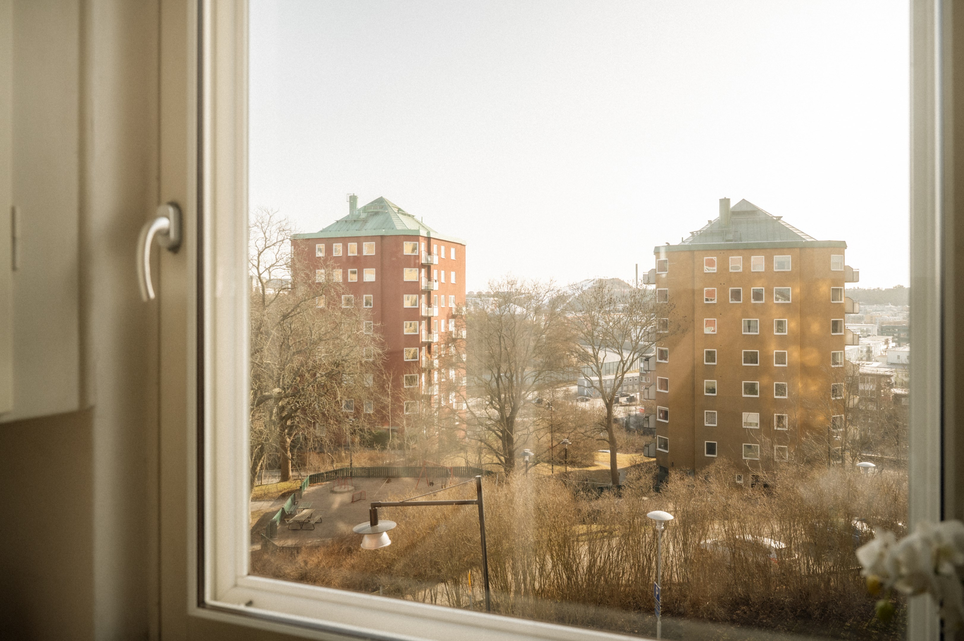 Fin utsikt även från köket - mellan husen skymtar Hammarbybacken