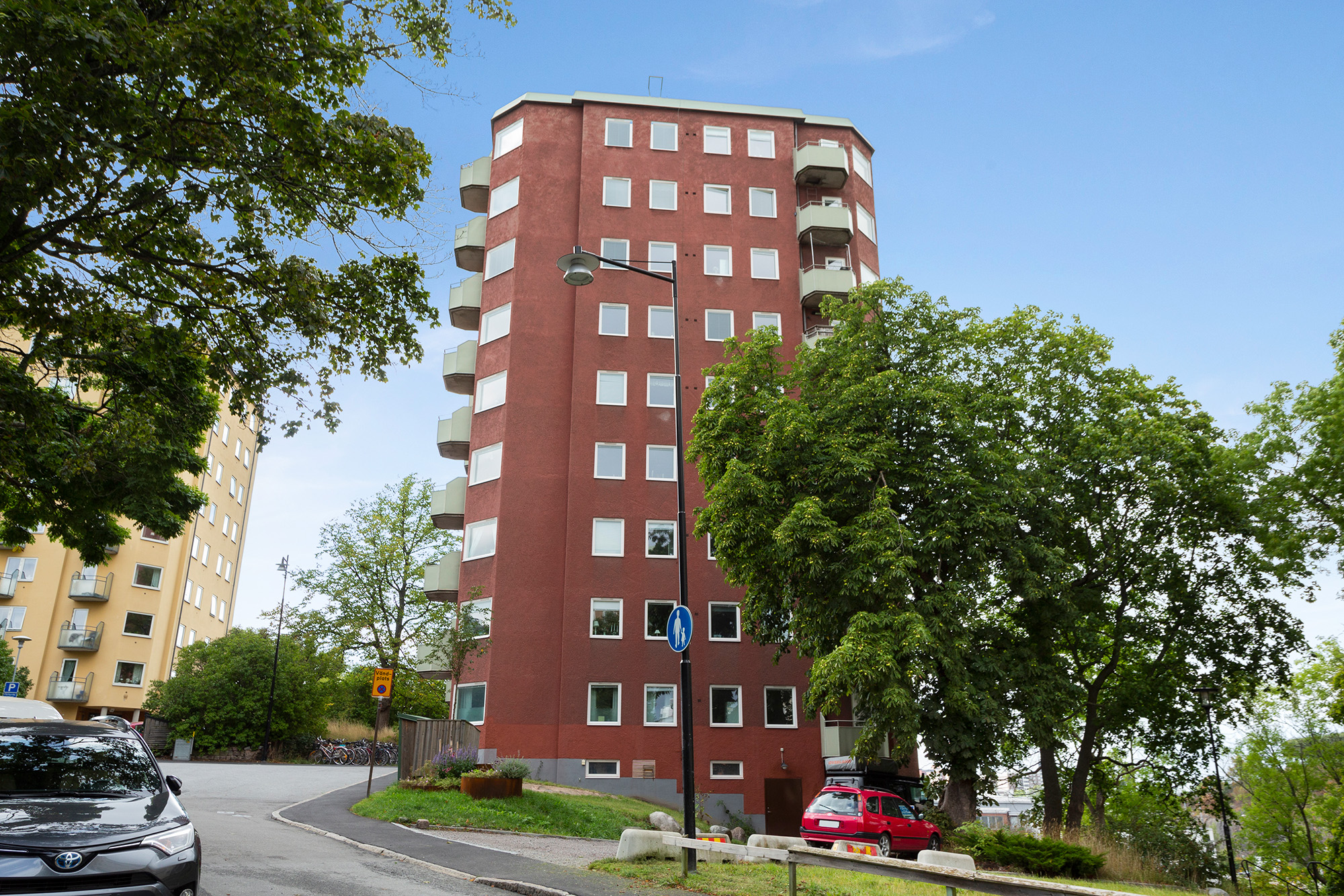 Huset är ritat av den välrenommerade arkitektbyrån Backström & Reinius AB och stod klart 1945
