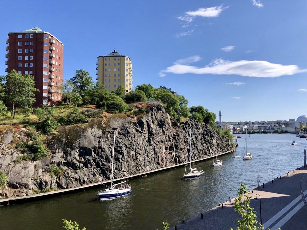 Vy över Danviksklippan med föreningens hus till vänster i bild