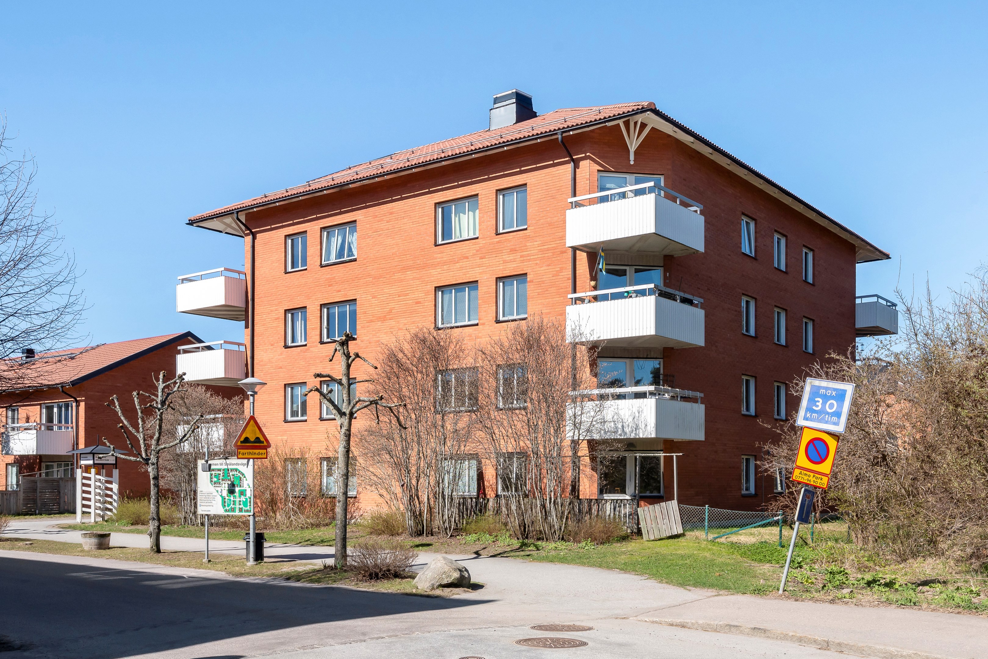Bostadsbild från Smålandsvägen 1, Till salu i Sävja, Uppsala