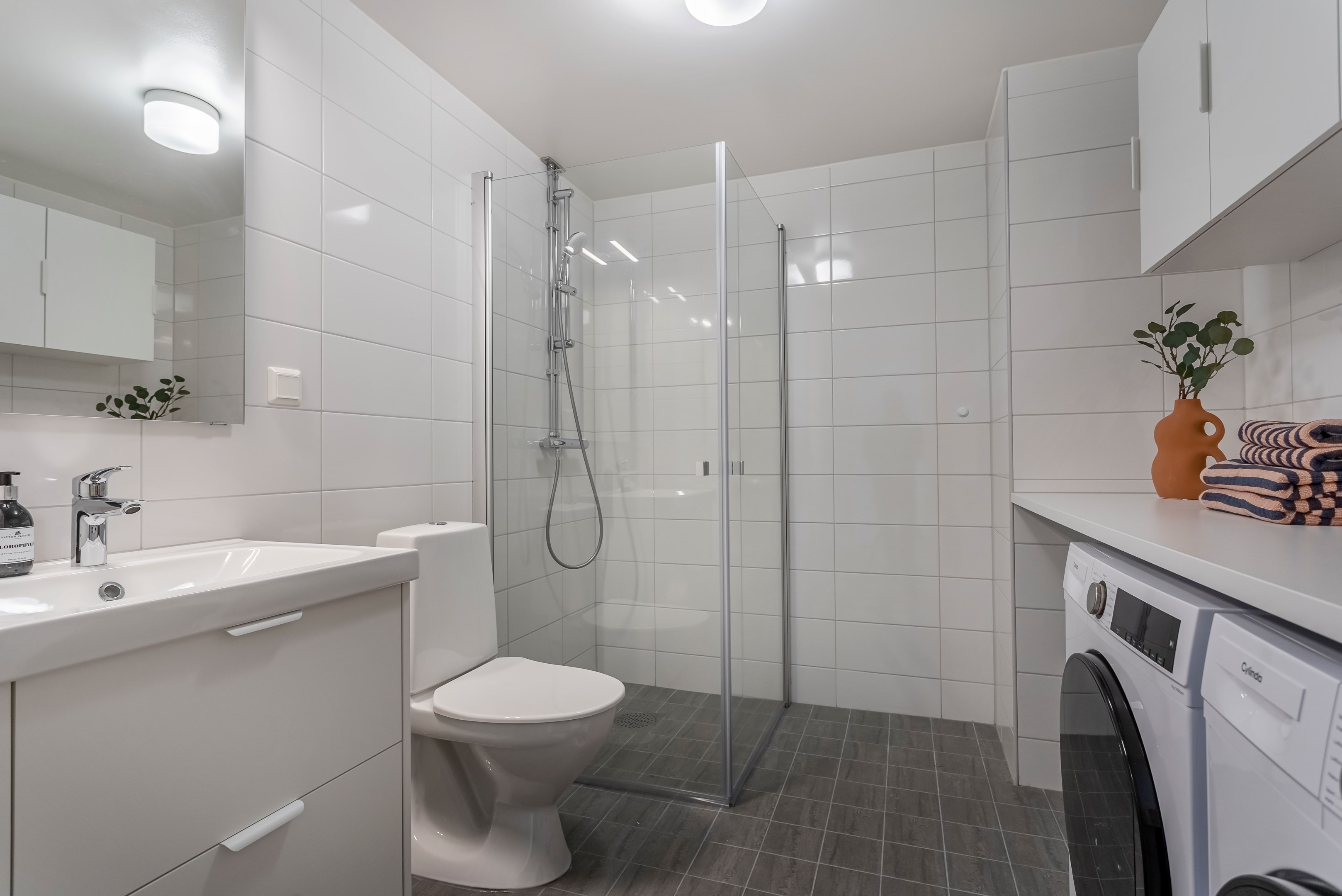 Bostadsbild från Väsjöpromenaden 15, Till salu i Väsjön, Sollentuna