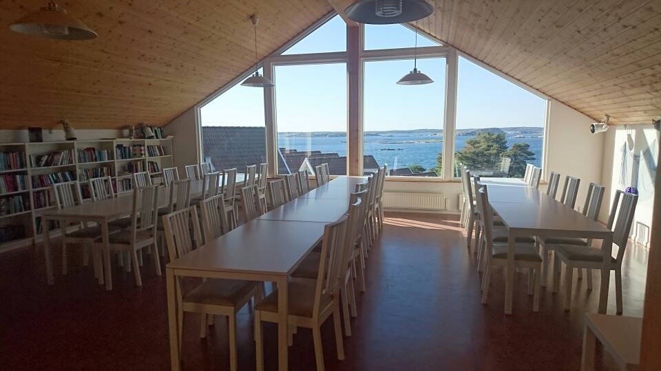 Serviicehuset, med utsikt över kobbar och skär