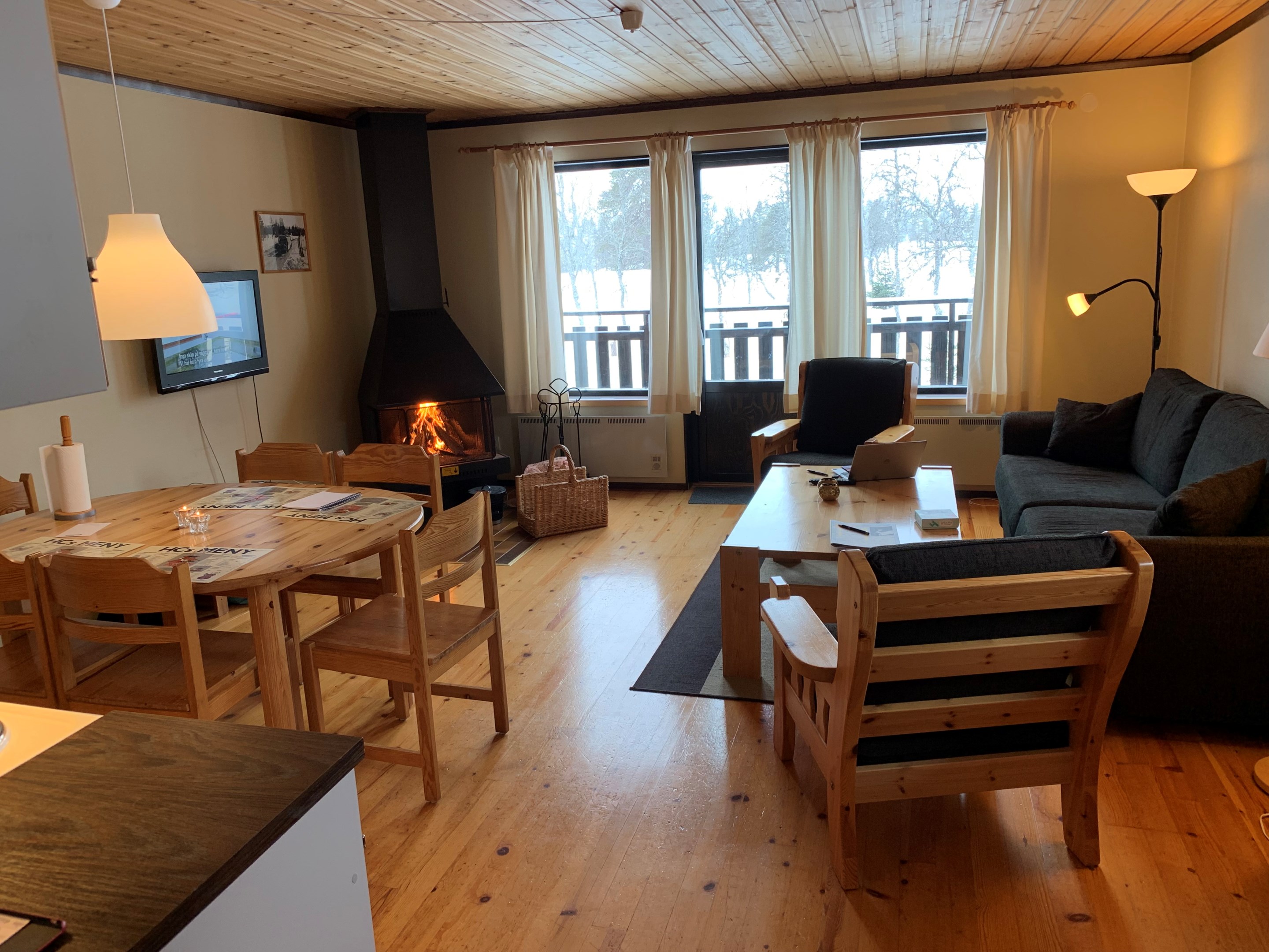 Sprakande brasa, friskt luft. sköna sängar