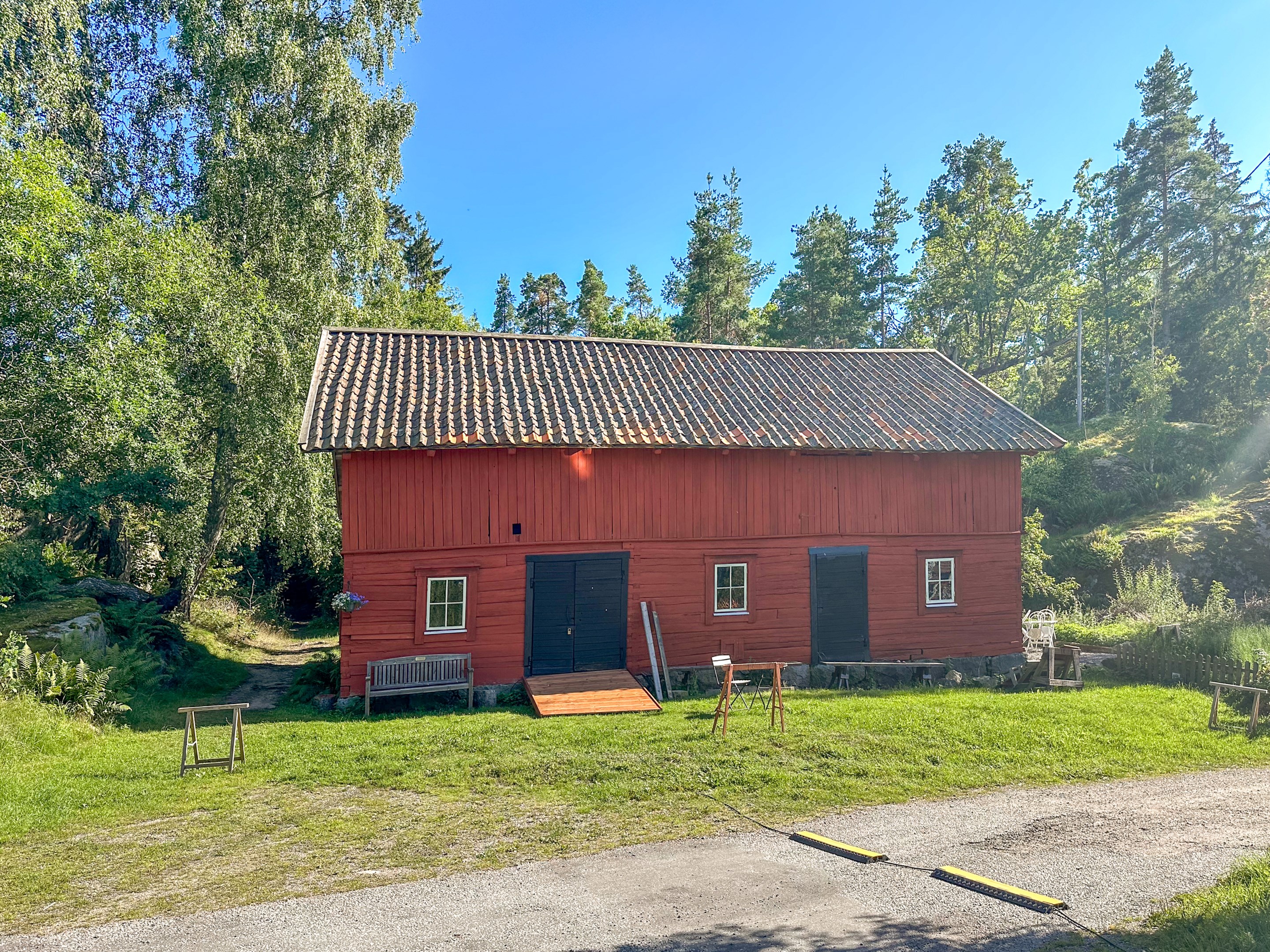 I ladan ordnar samfälligheten evenemang såsom utställningar och festligheter.