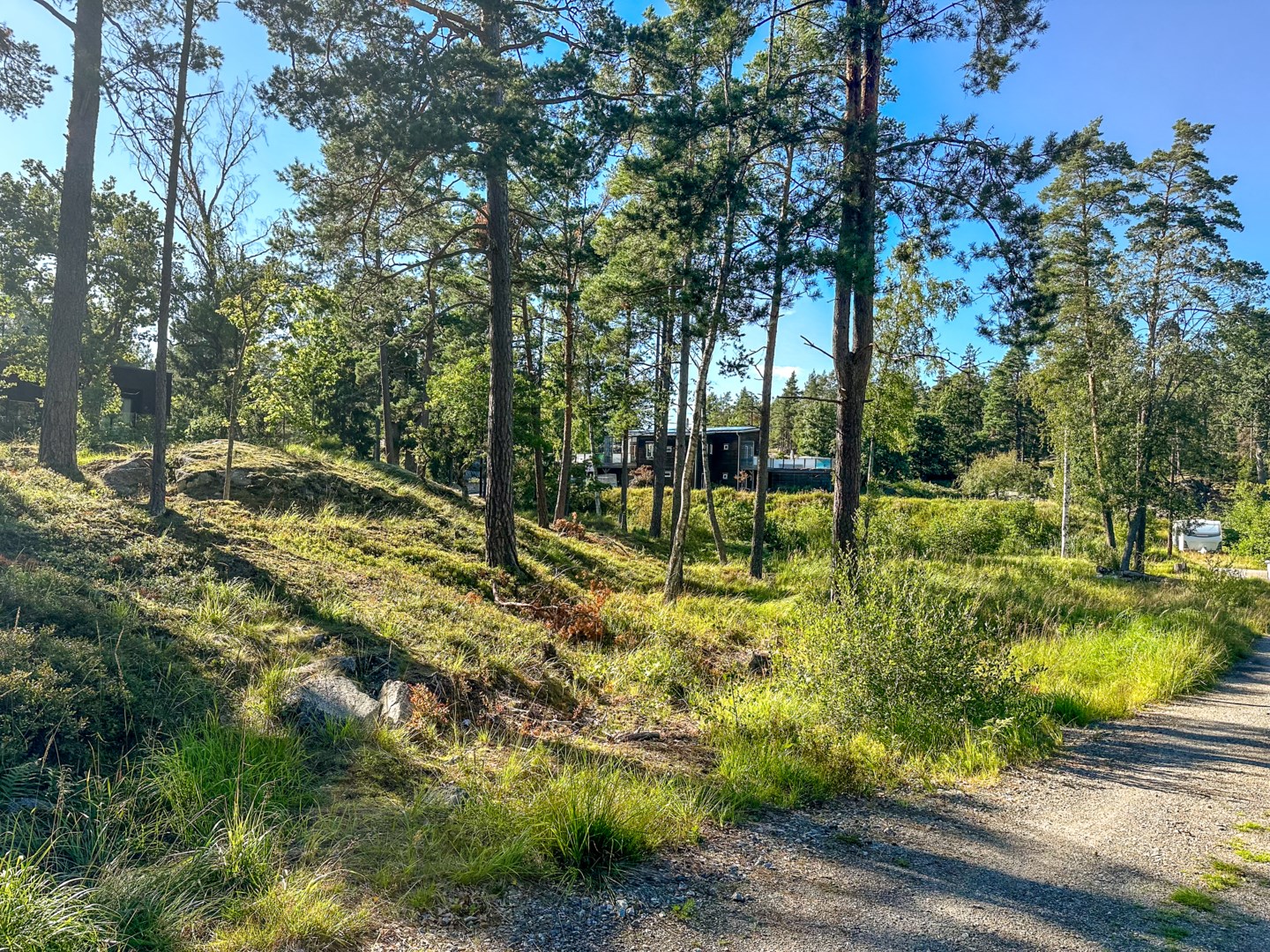 Naturskönt läge med många permanent bebodda villor i området.