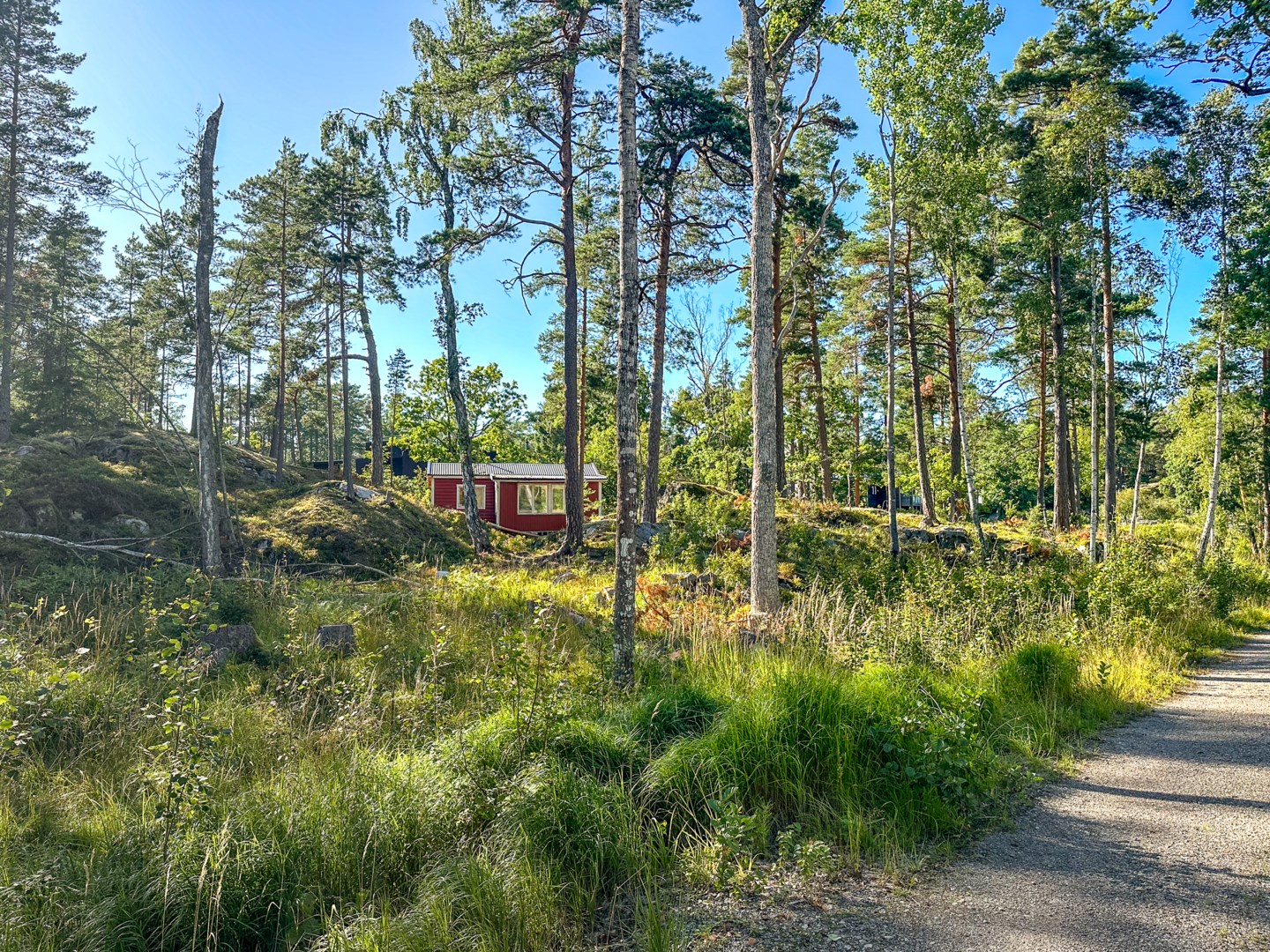 Ett nytt hus placeras lämpligen i anslutning till den lilla röda stugan.