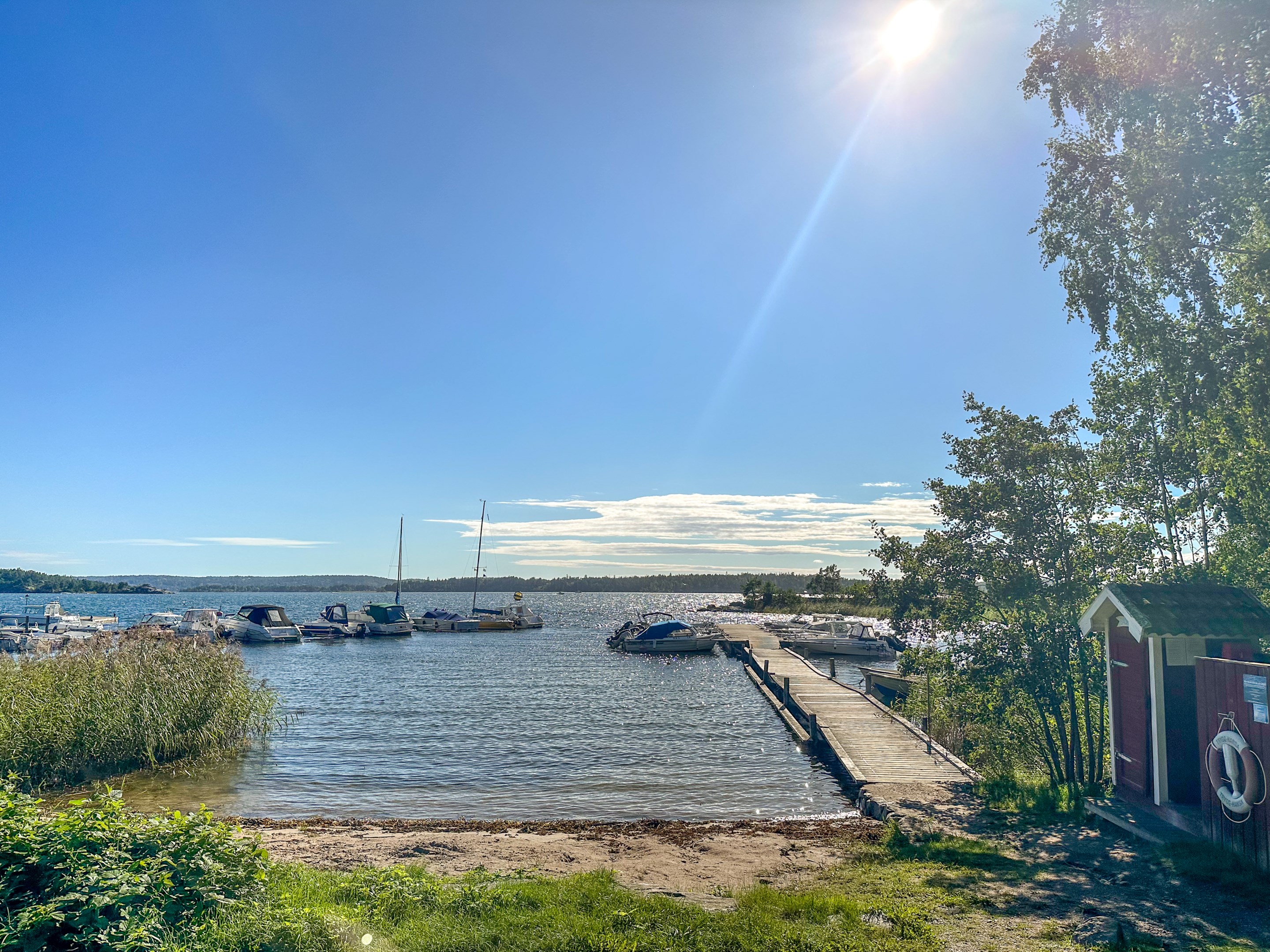 Småbåtshamn och badstrand vy över Ängöfjärden.