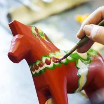 Dalahäst i klassik röttt