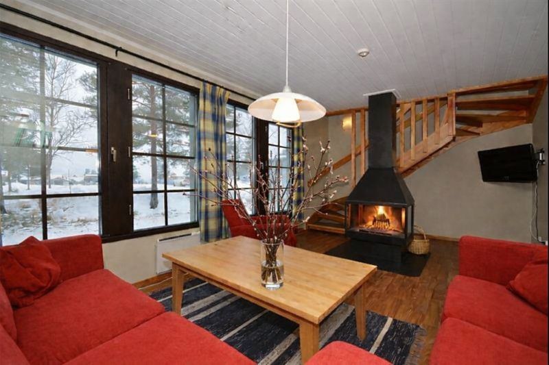 Eldstad. Fjällbjökkvist på bordet.