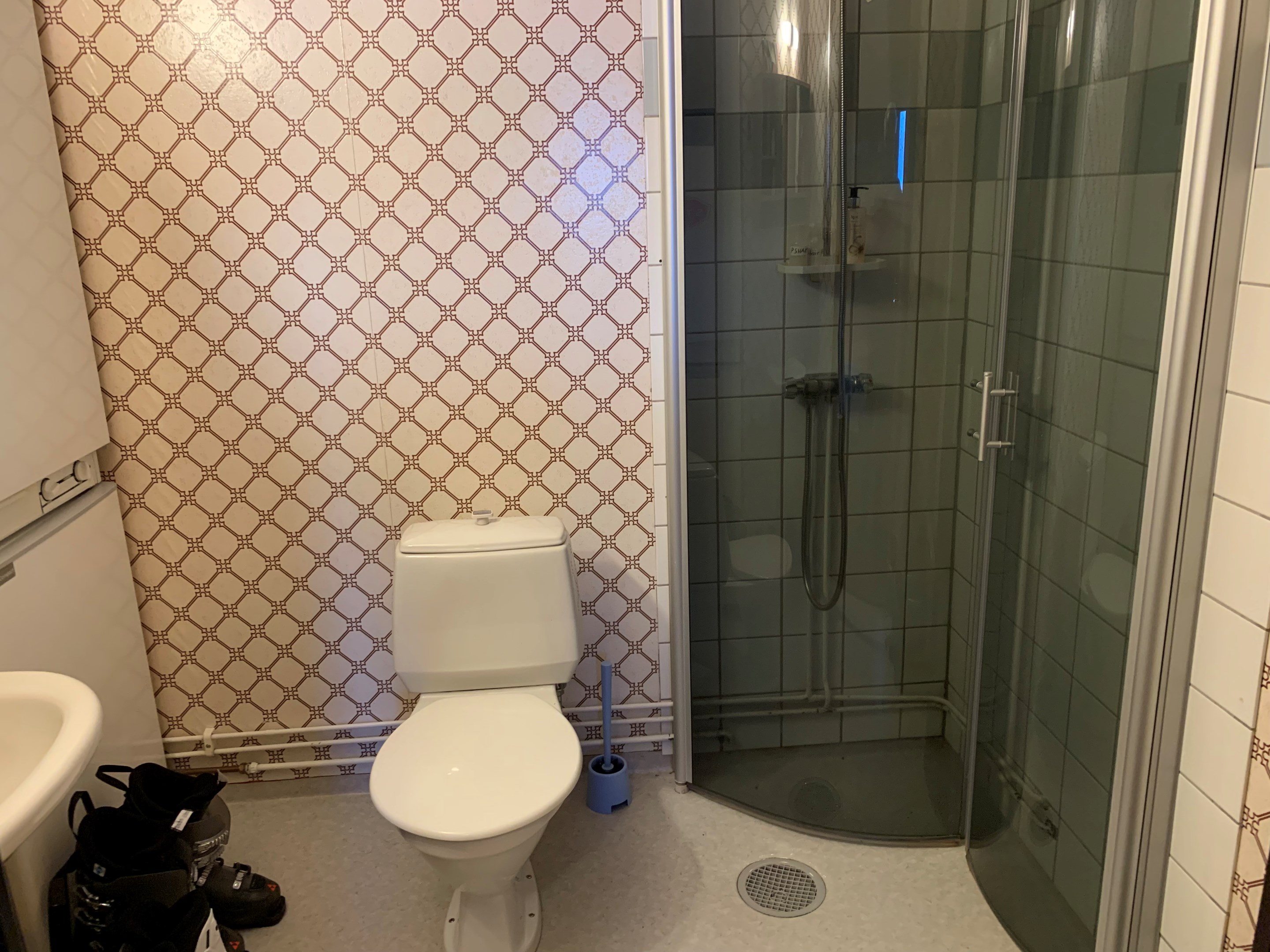 Badrum med  dusch, torkskåp