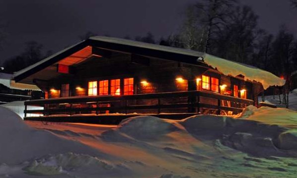 Fjällstuga i timmer med sauna och eldstad