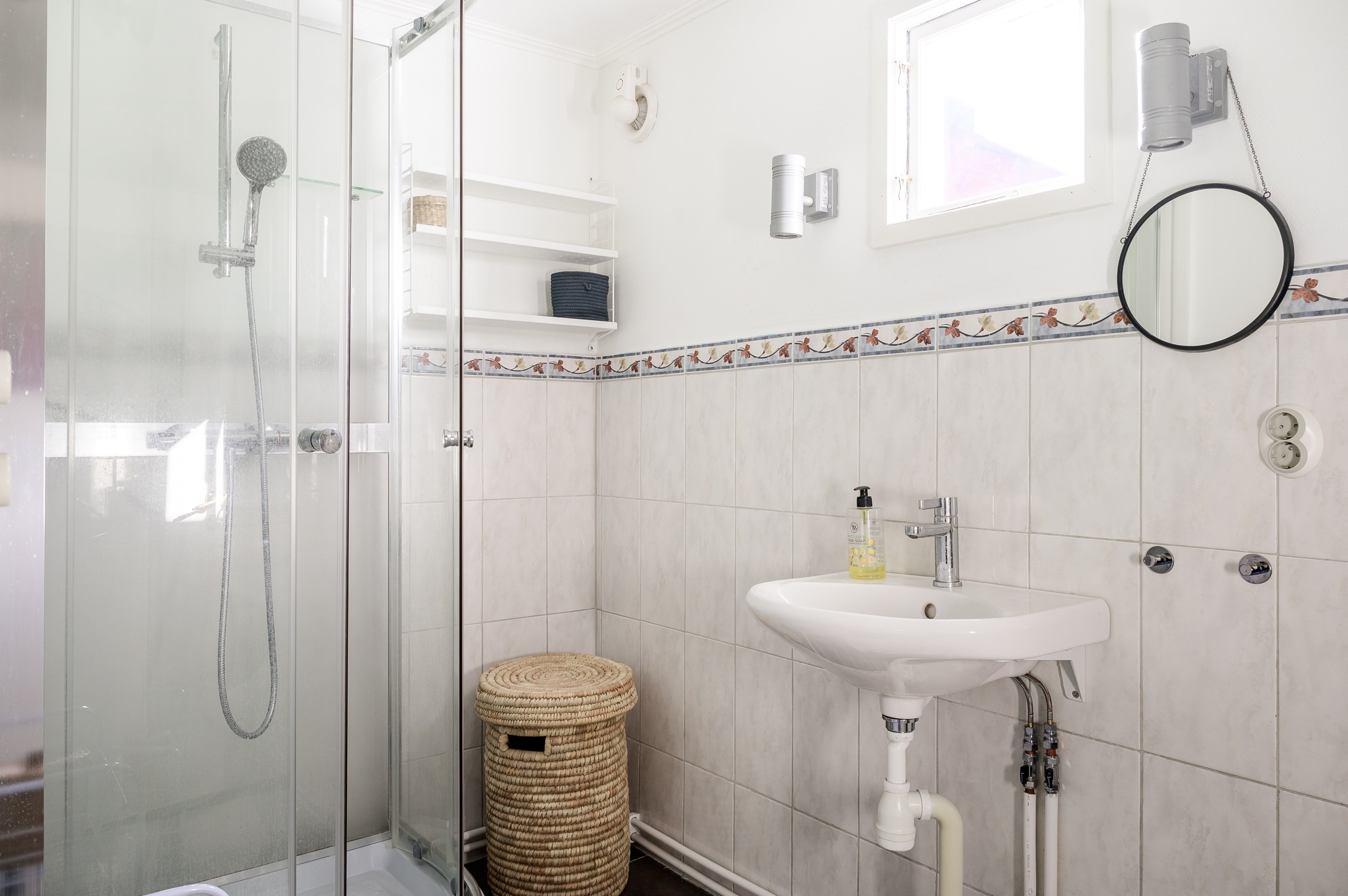 Duschrum med tvättmaskin och torktumlare