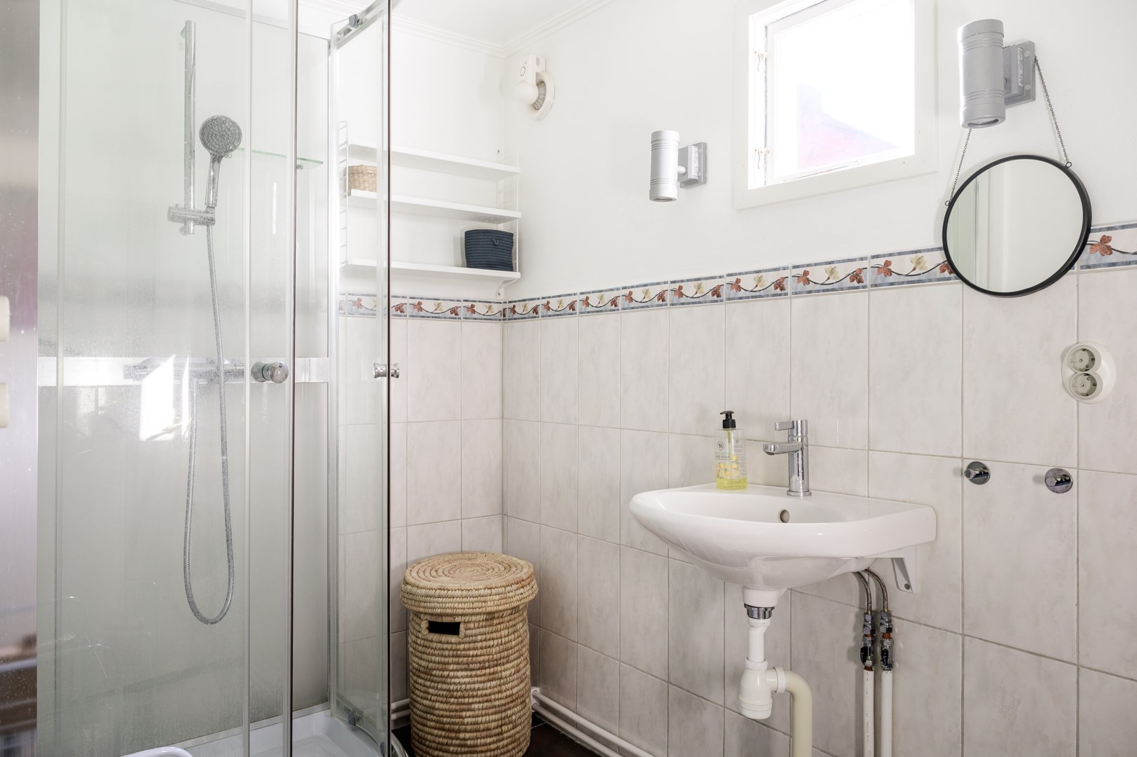 Duschrum med tvättmaskin och torktumlare