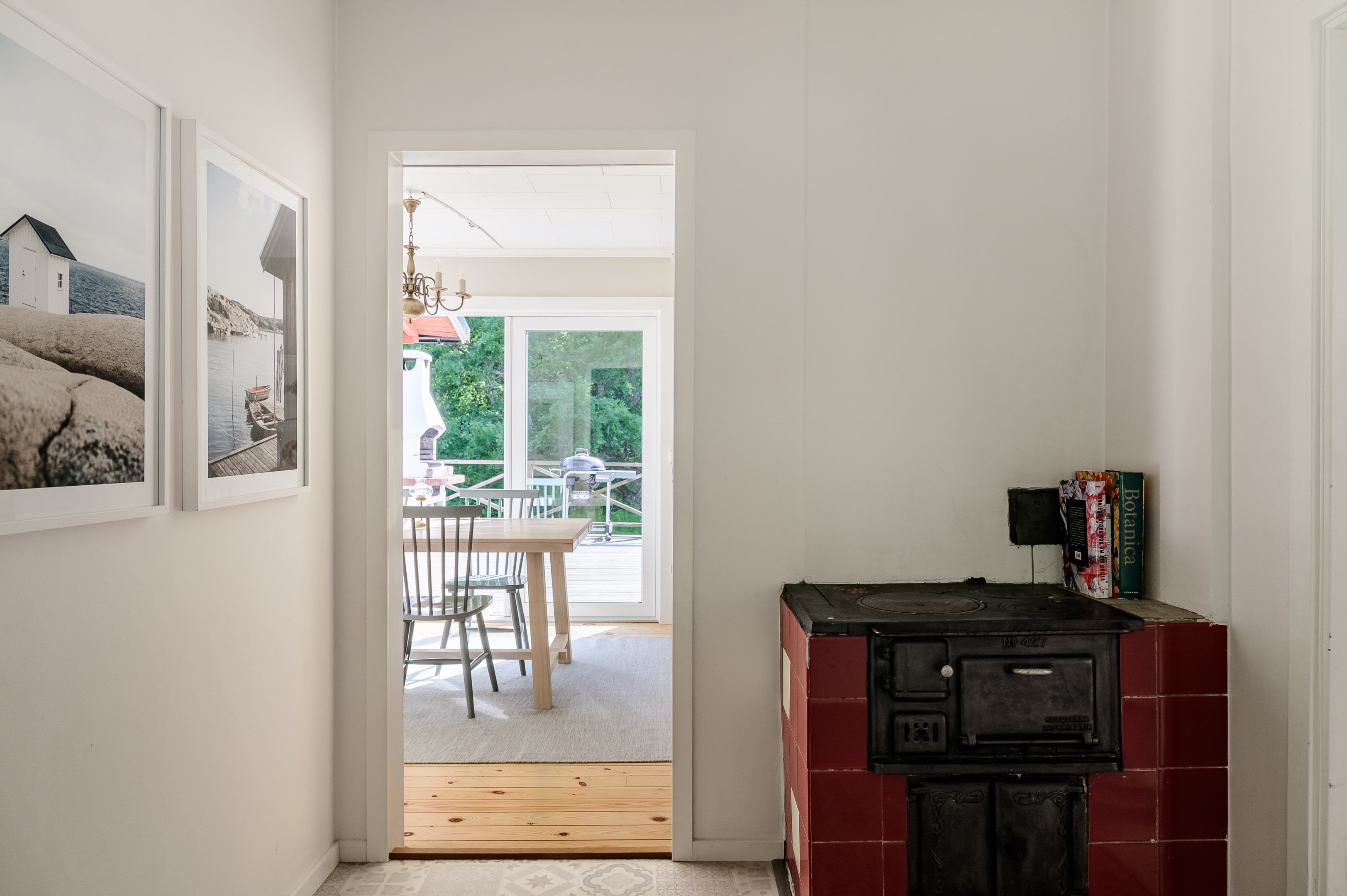 Kök mot matsal med bevarad vedspis