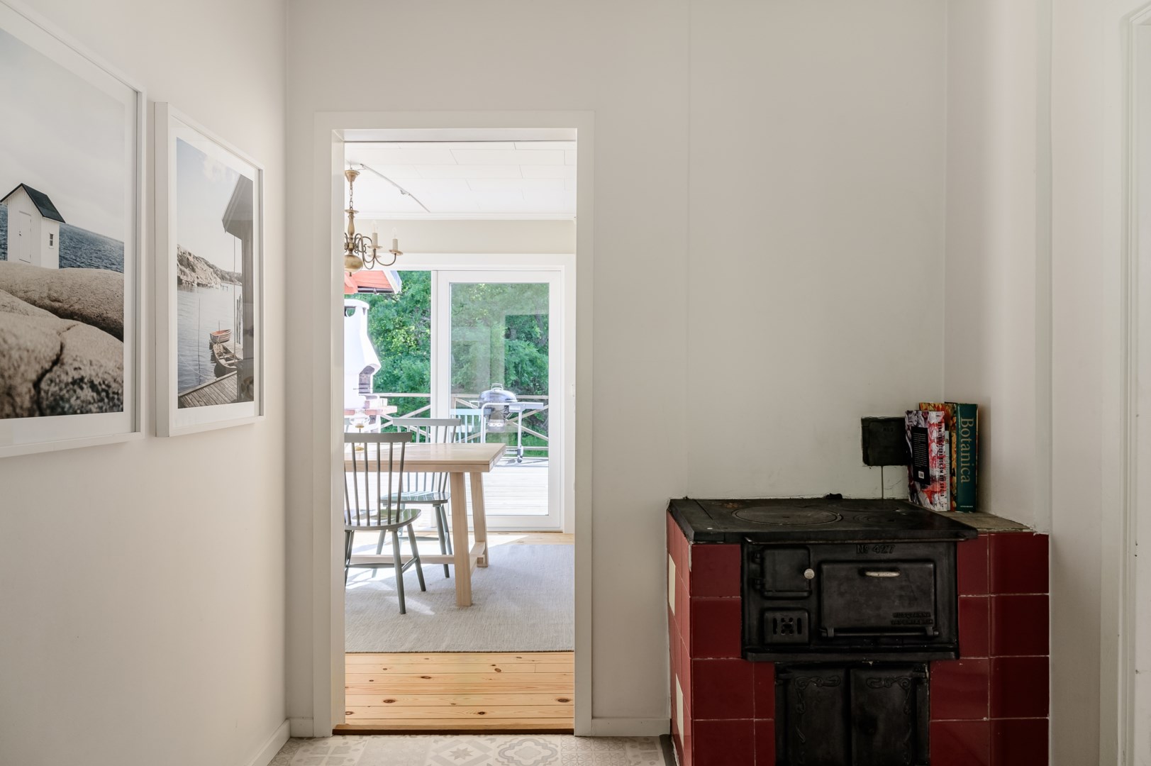 Kök mot matsal med bevarad vedspis