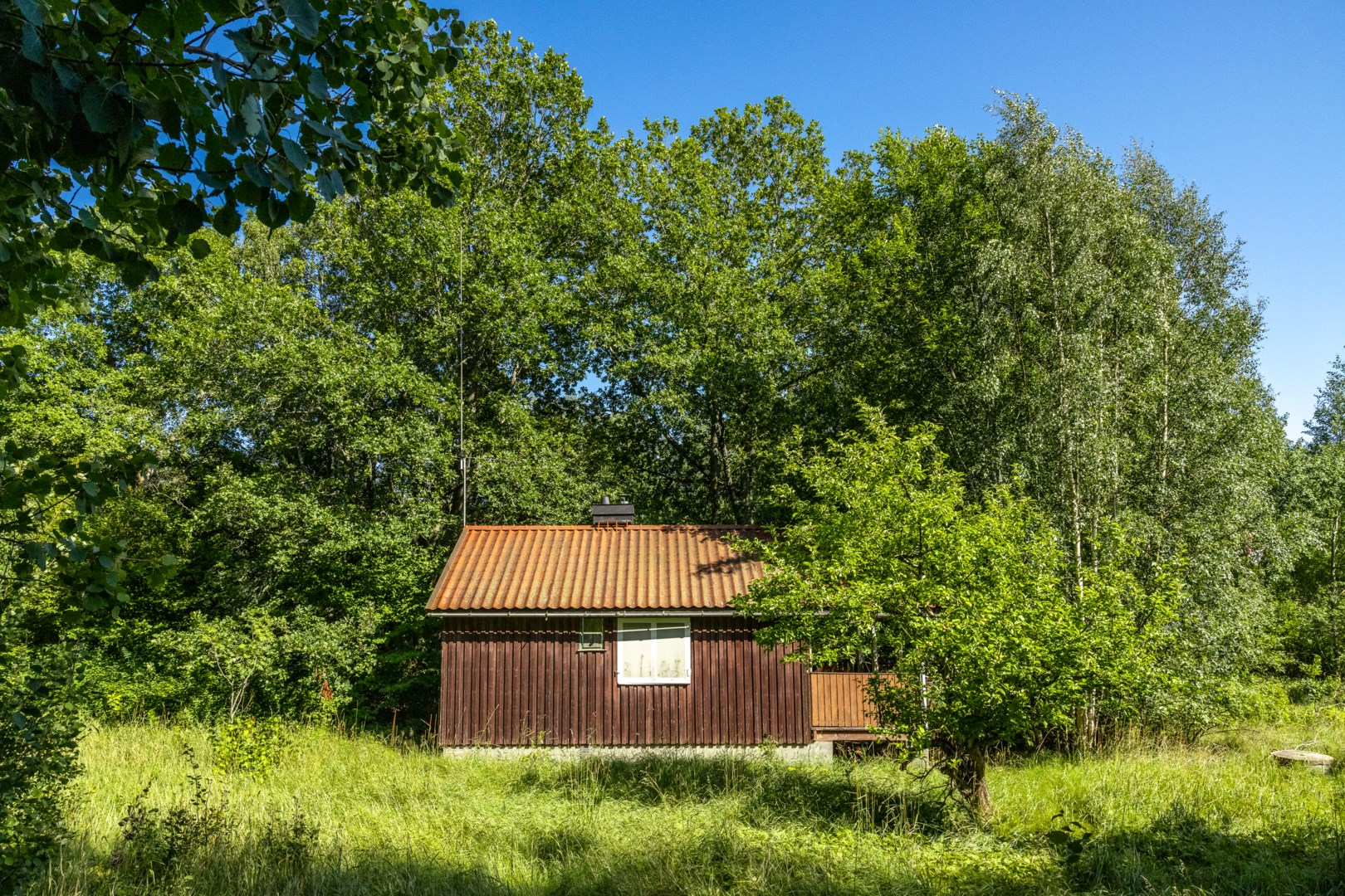 Befintlig huvudbyggnad i vinkel från väster.