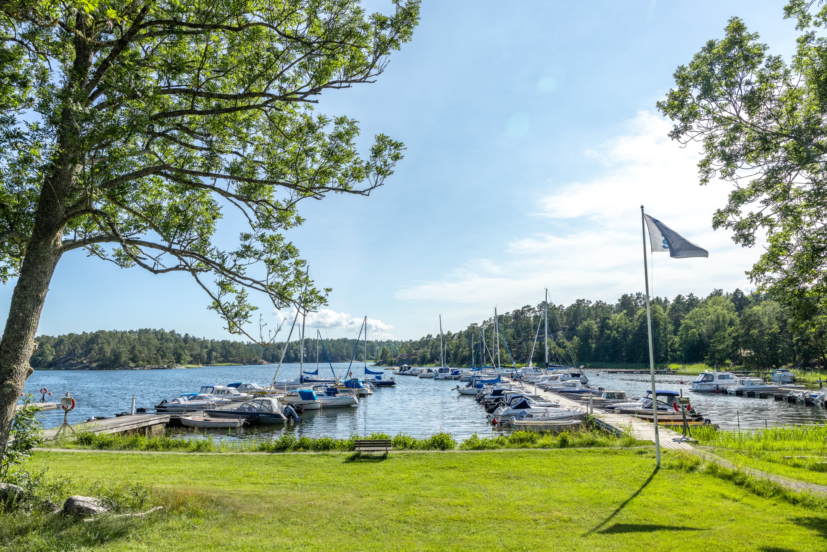 Ängsviks Båtsällskap vid närbelägna Toholmen. 