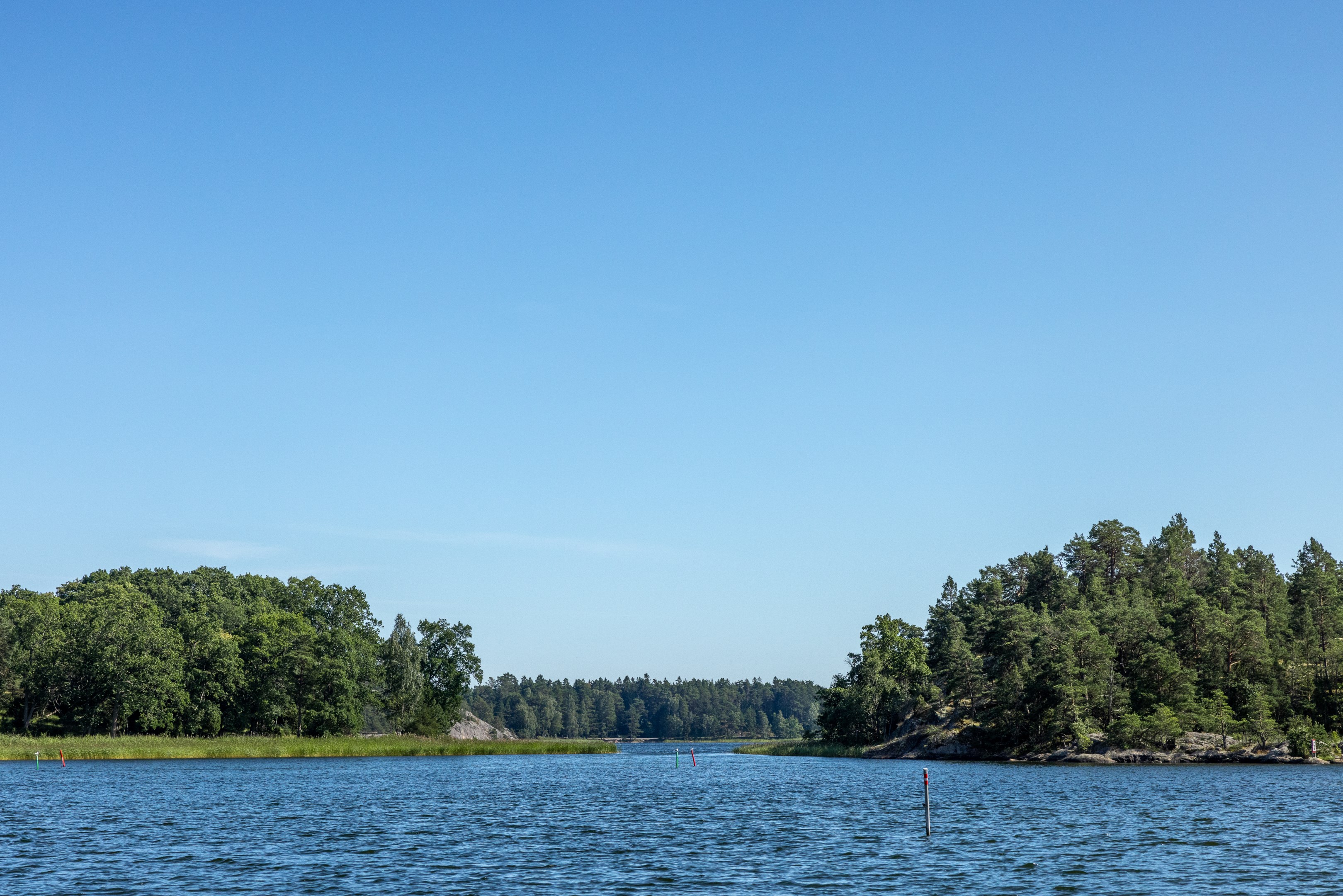 Rakt fram hägrar Björnöreservatet med populära havsbad.