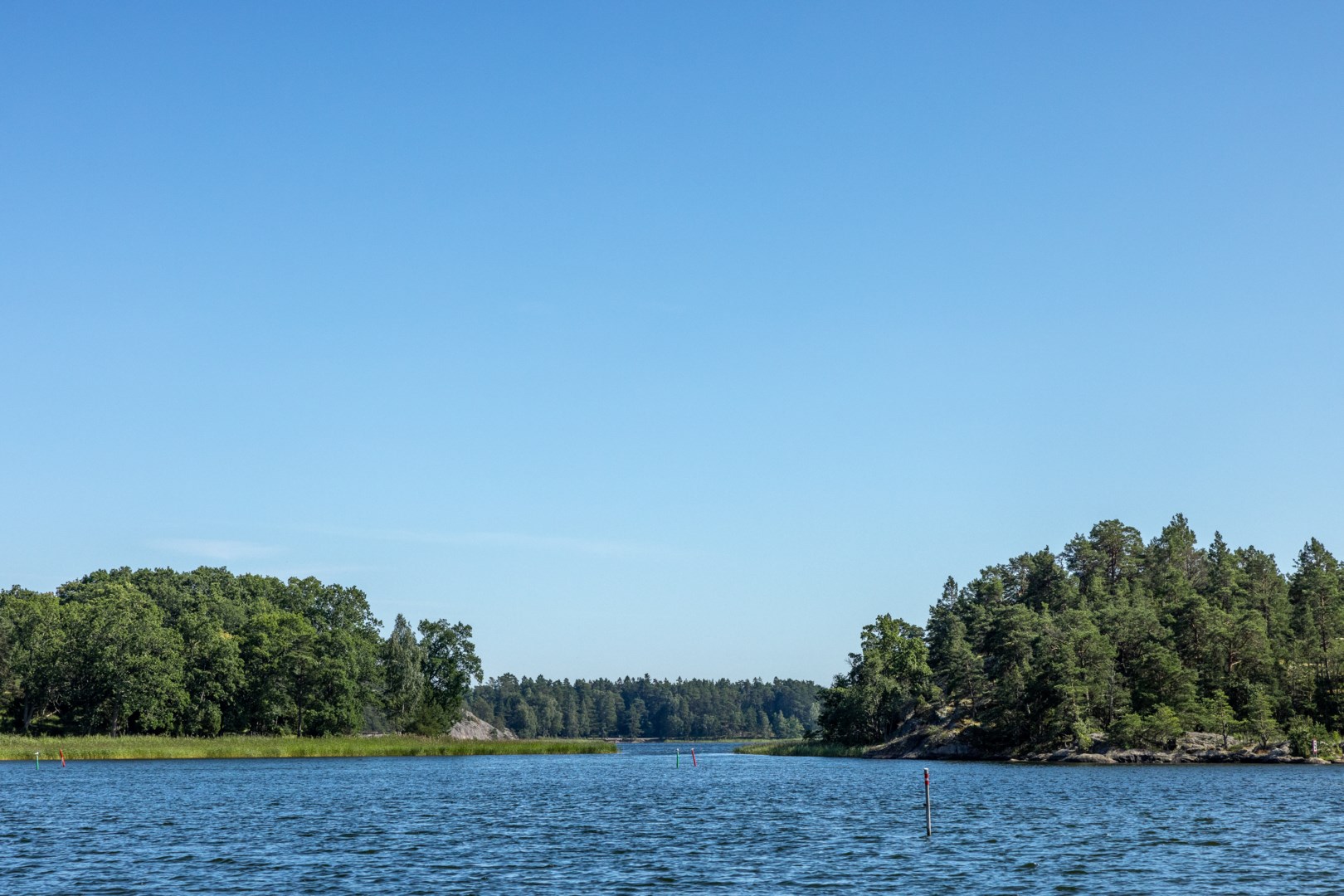 Rakt fram hägrar Björnöreservatet med populära havsbad.