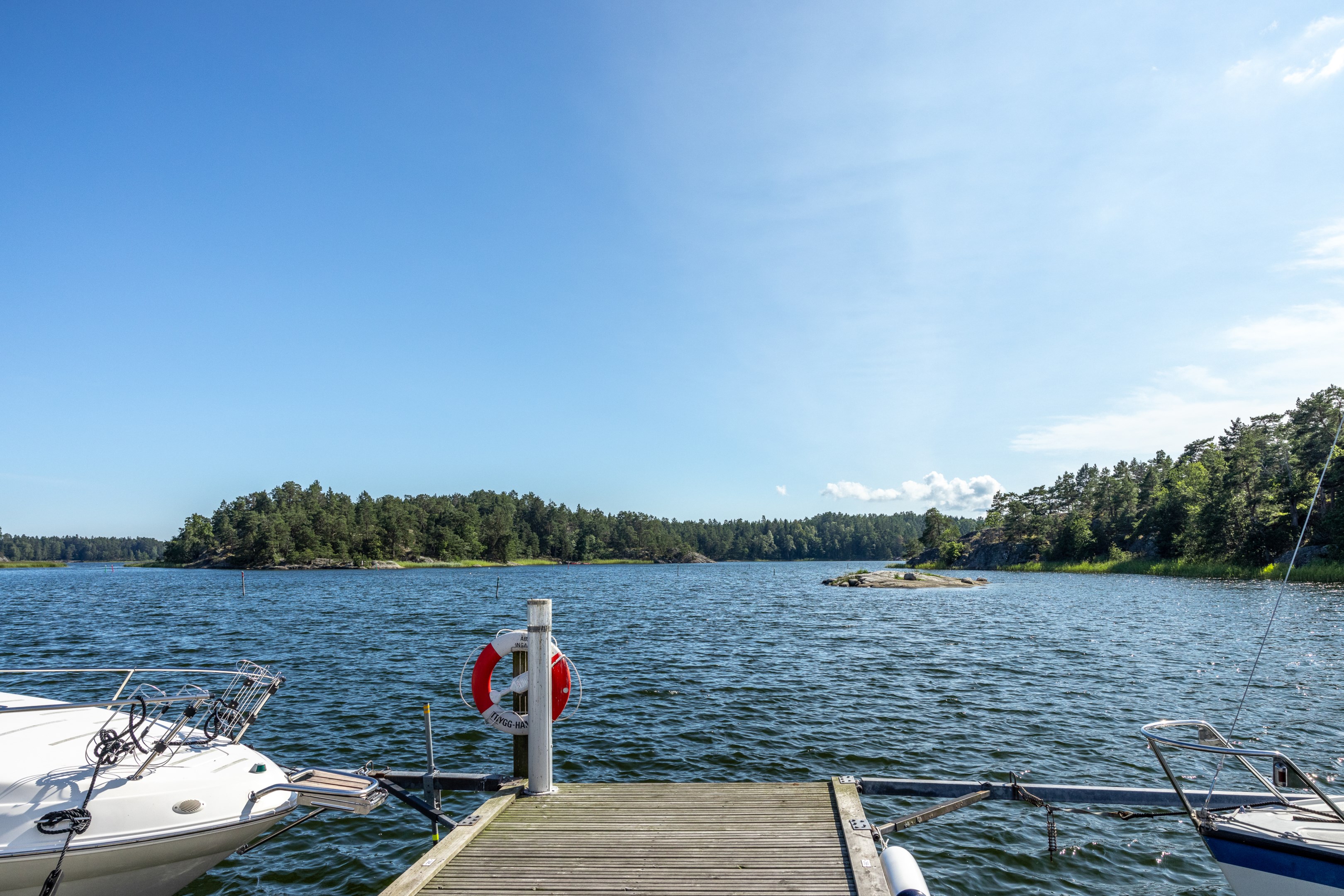 Skyddat läge i Säbyviken med närhet till utflyktsmål som Sandhamn, Rögrund och Möja.