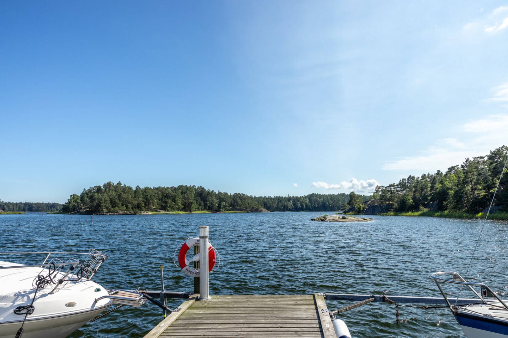 Skyddat läge i Säbyviken med närhet till utflyktsmål som Sandhamn, Rögrund och Möja.