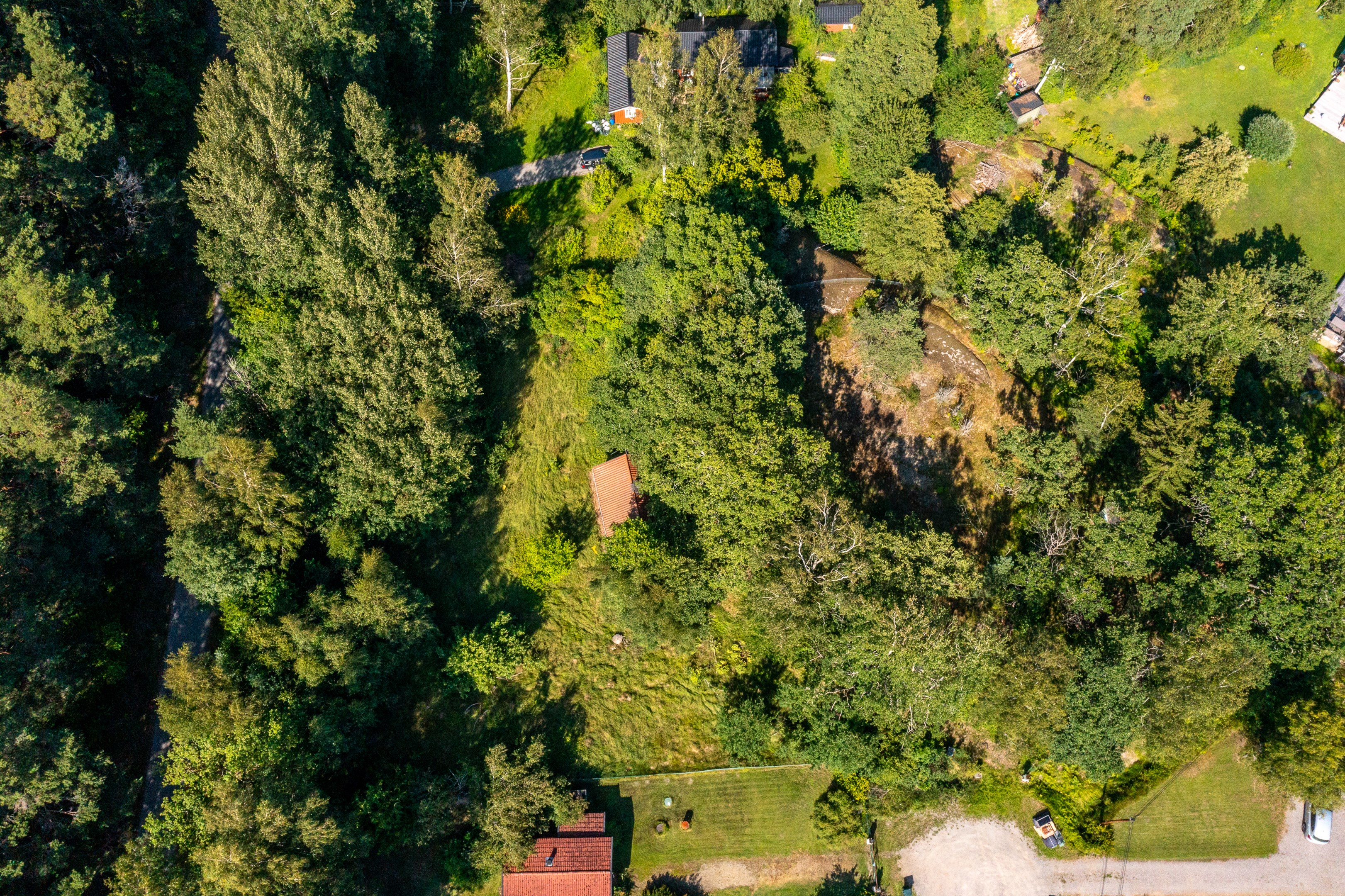 Fastigheten i vinkel från ovan. Entré via vändplanen längst ned i bild.