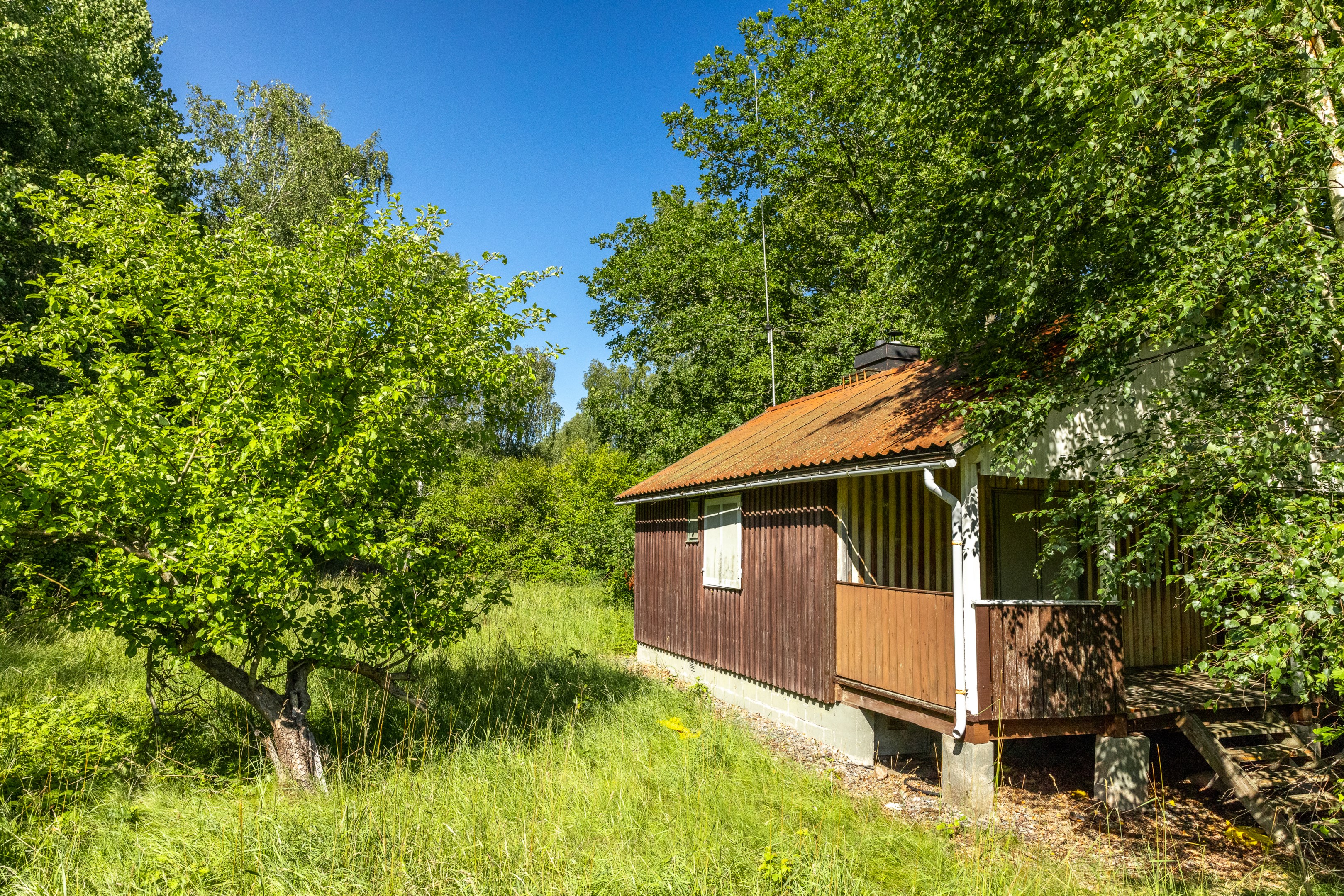 Befintlig huvudbyggnad i vinkel från sydväst.