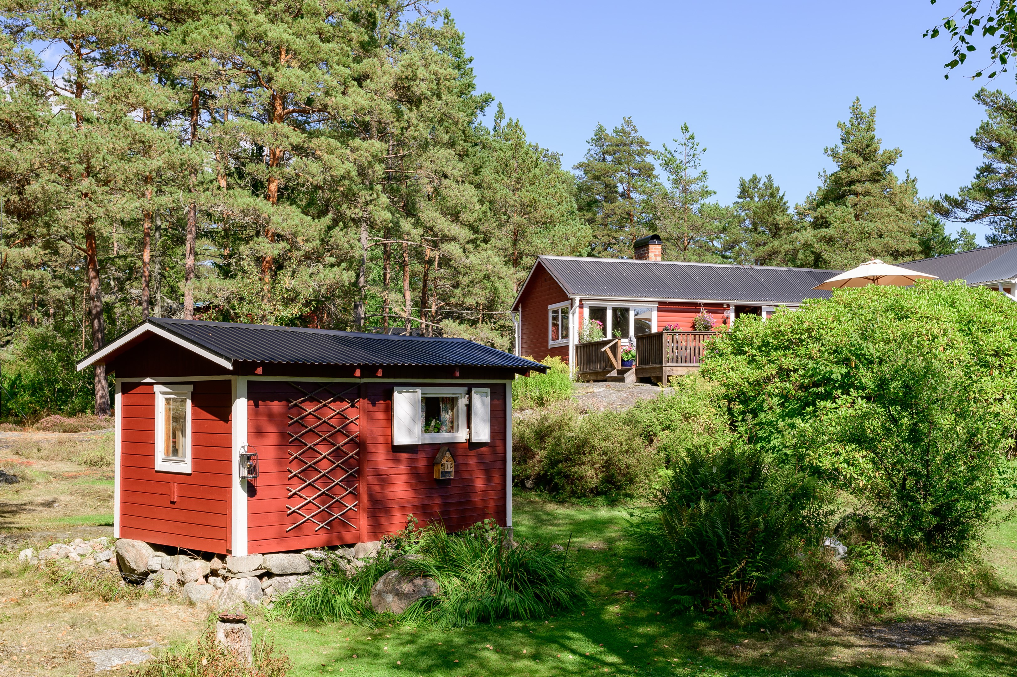 Trädgårdsförråd med vedförvaring