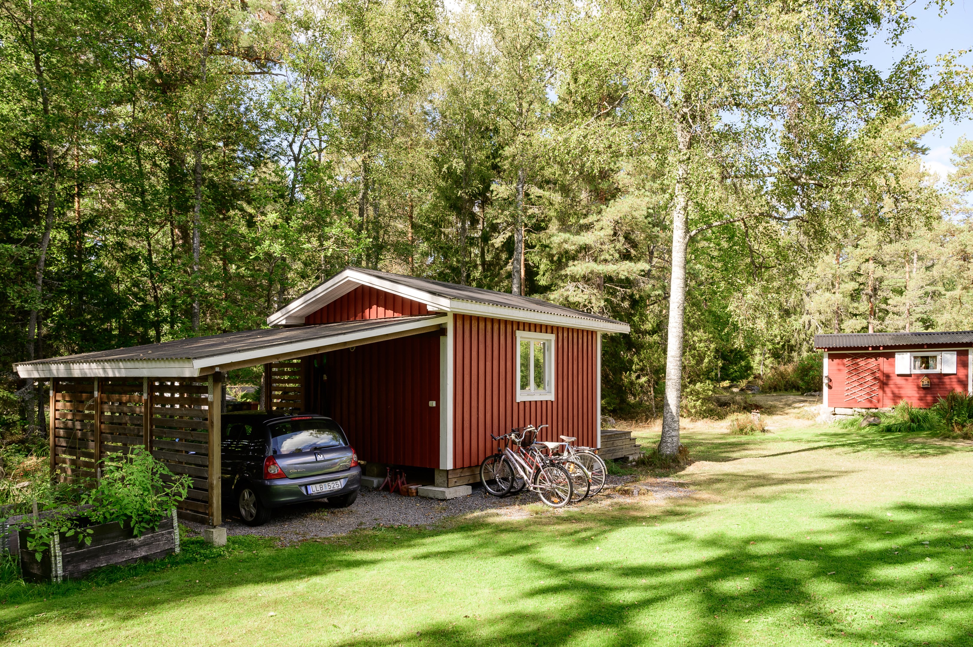 Isolerad verkstad med vidbyggd carport