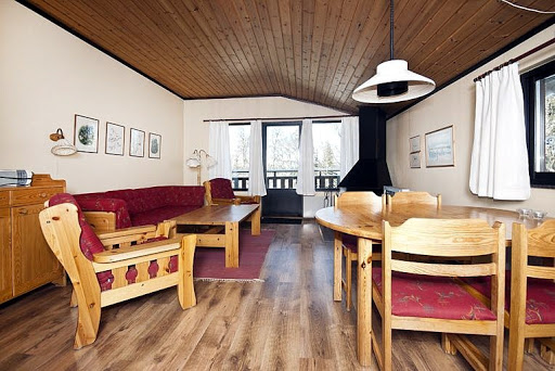 Storstuga med eldstad utgång till altan..