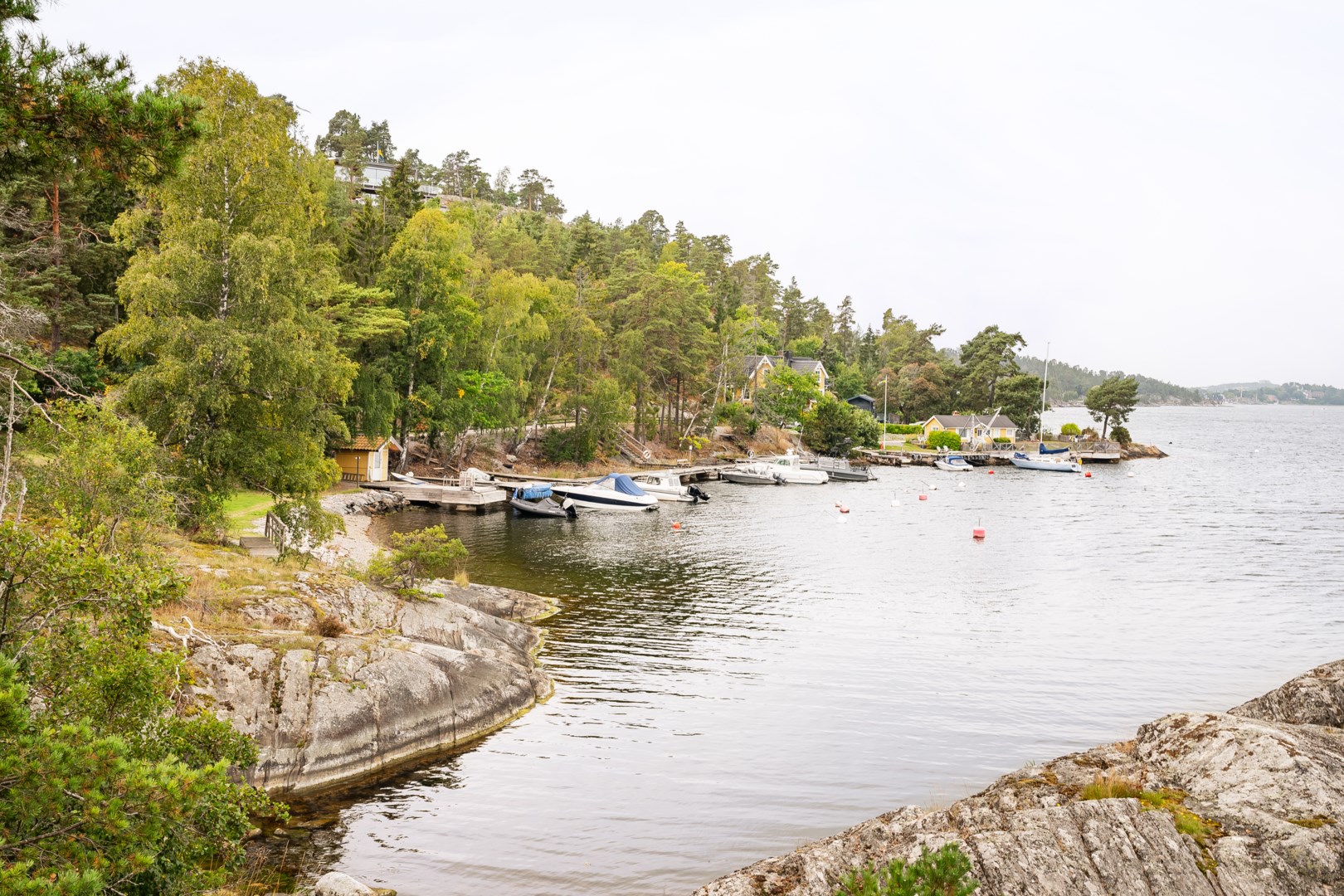 Samfällt promenadstråk utmed standlinjen vid Ropudden.
